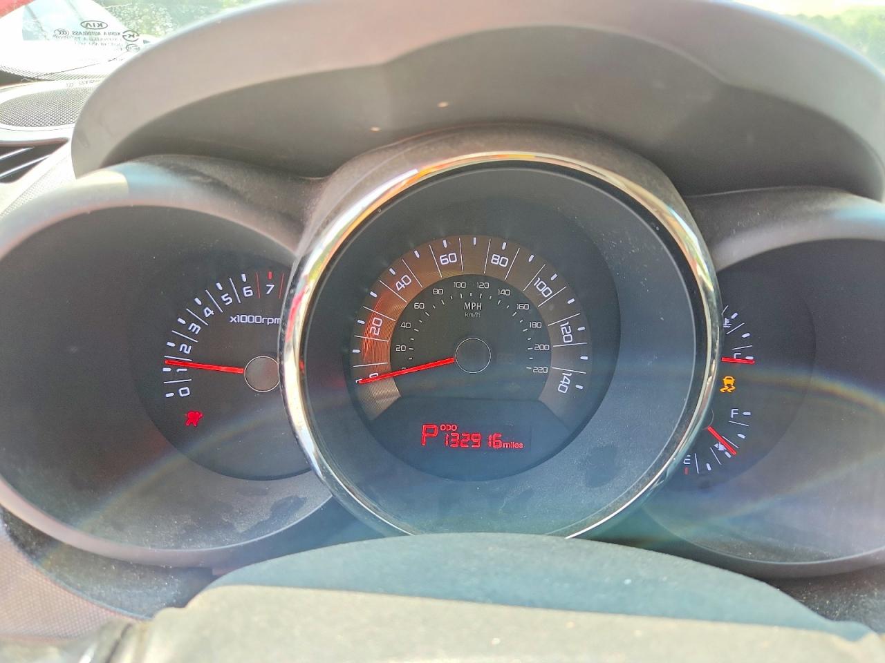 2011 Kia Soul + Red vin: KNDJT2A28B7304016