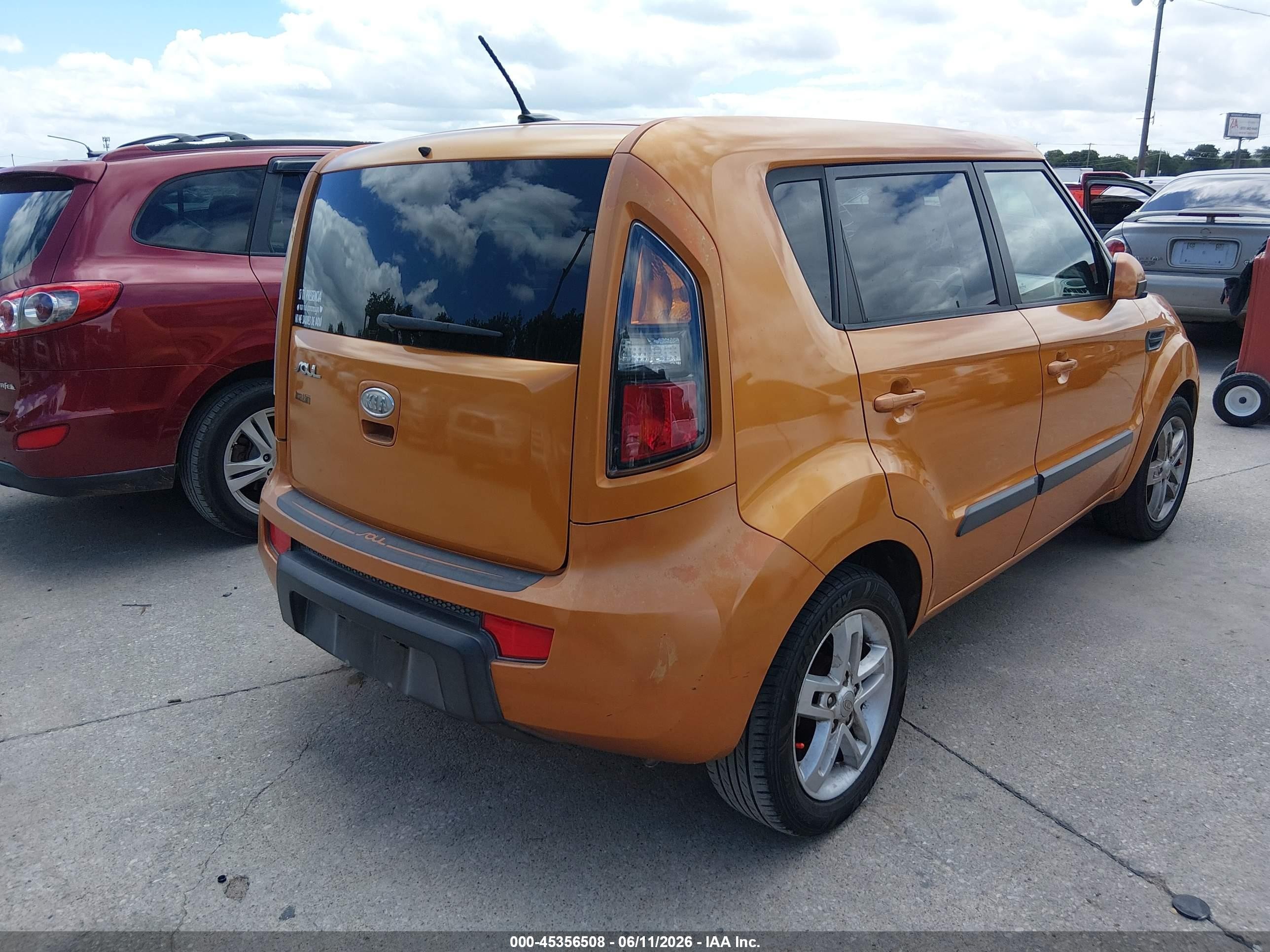 2011 Kia Soul + Orange vin: KNDJT2A28B7306073