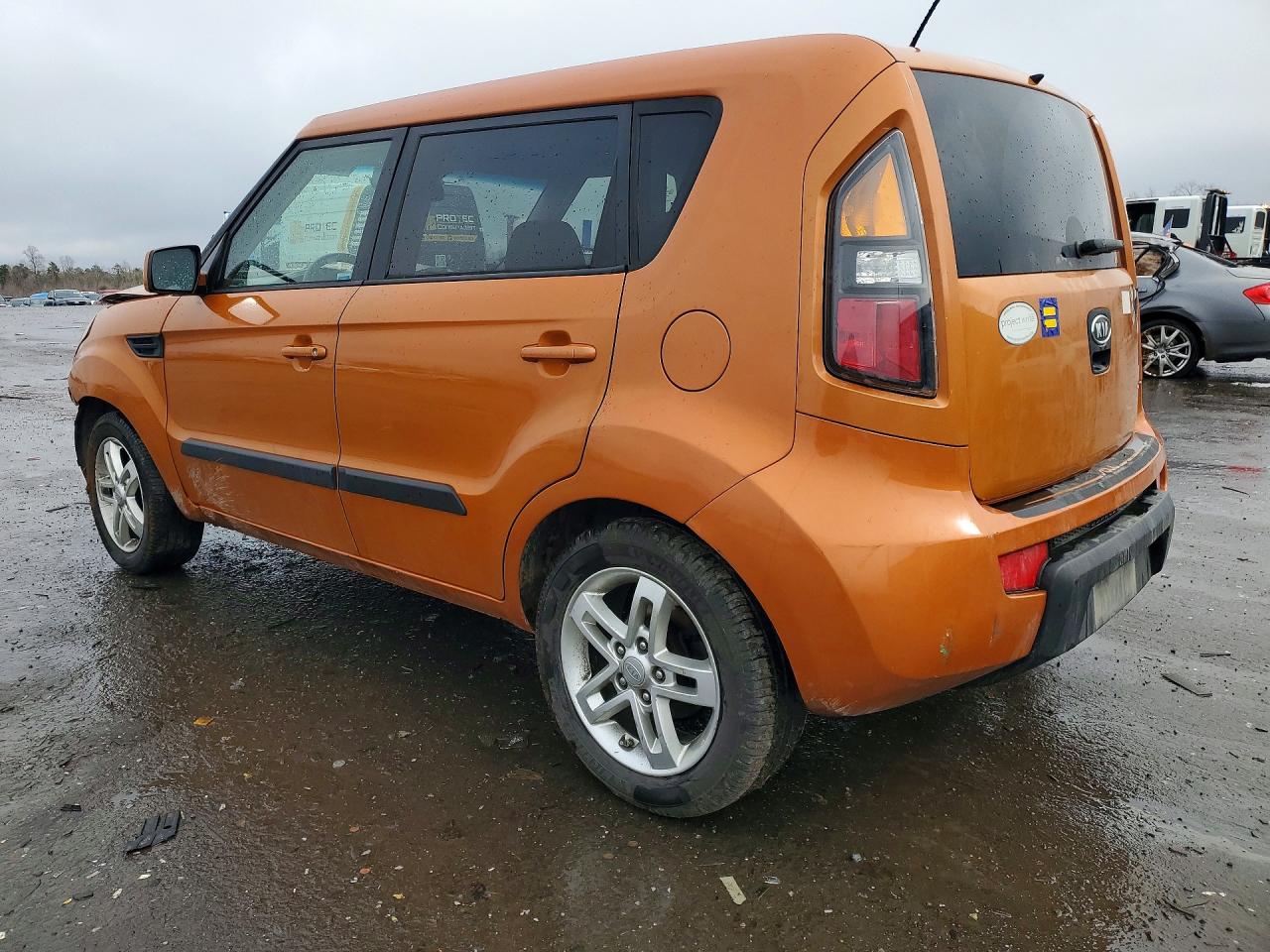 2011 Kia Soul + Orange vin: KNDJT2A28B7316957