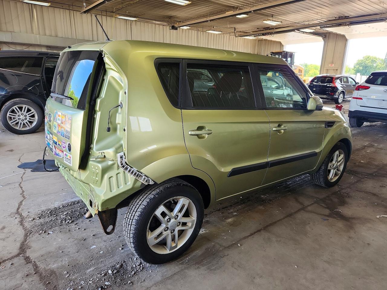 2011 Kia Soul + Green vin: KNDJT2A28B7320815