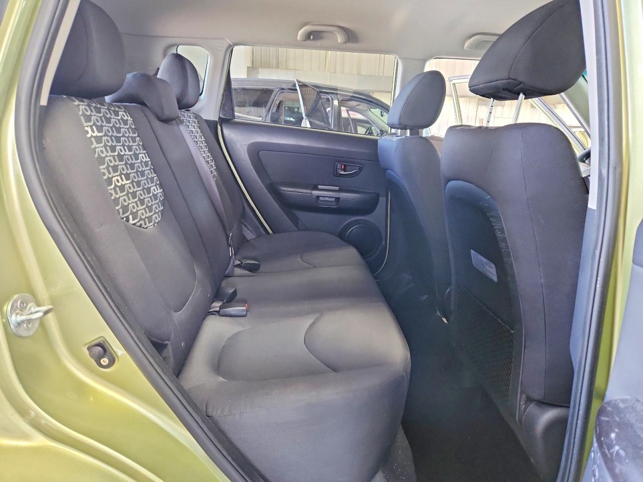 2011 Kia Soul + Green vin: KNDJT2A28B7320815
