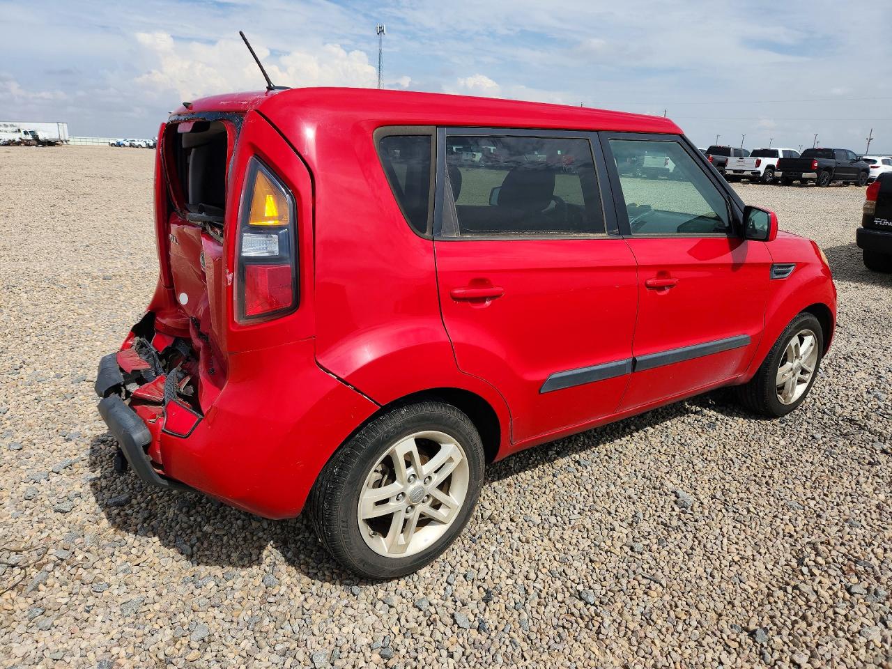 2011 Kia Soul + Red vin: KNDJT2A28B7331944