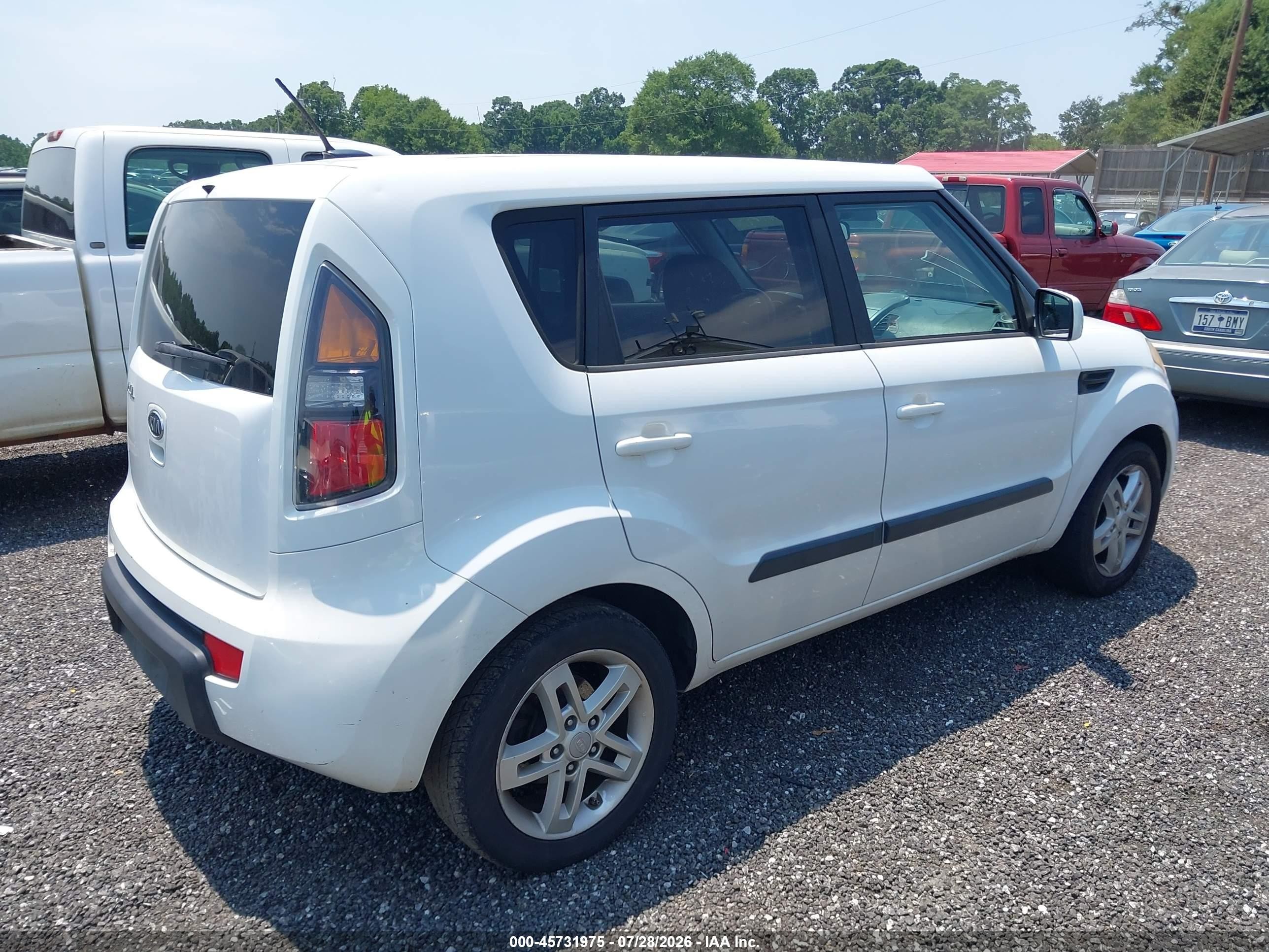 2011 Kia Soul + White vin: KNDJT2A28B7708661