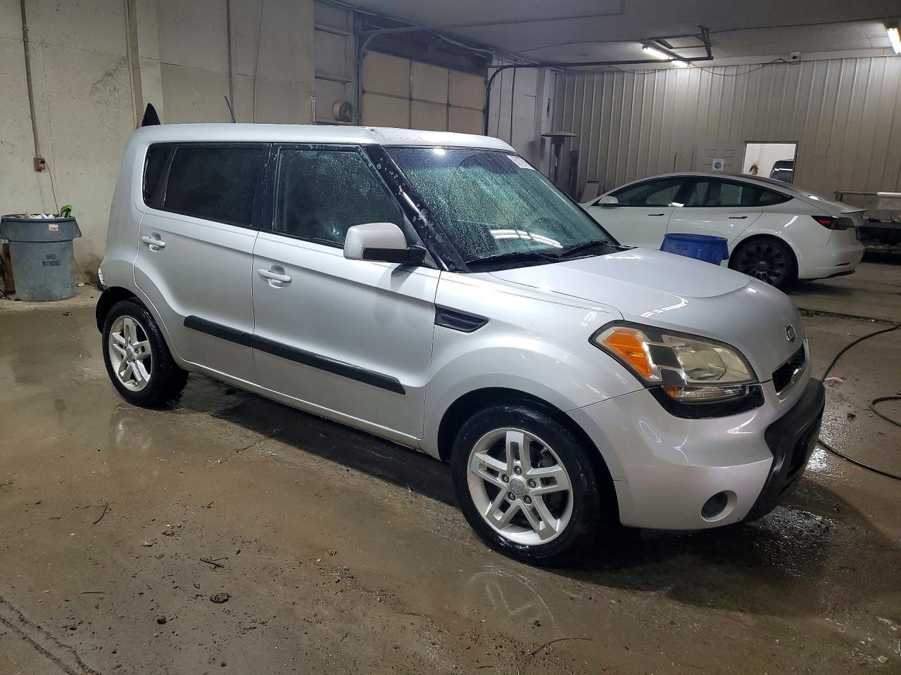 2011 Kia Soul + Silver vin: KNDJT2A28B7717019