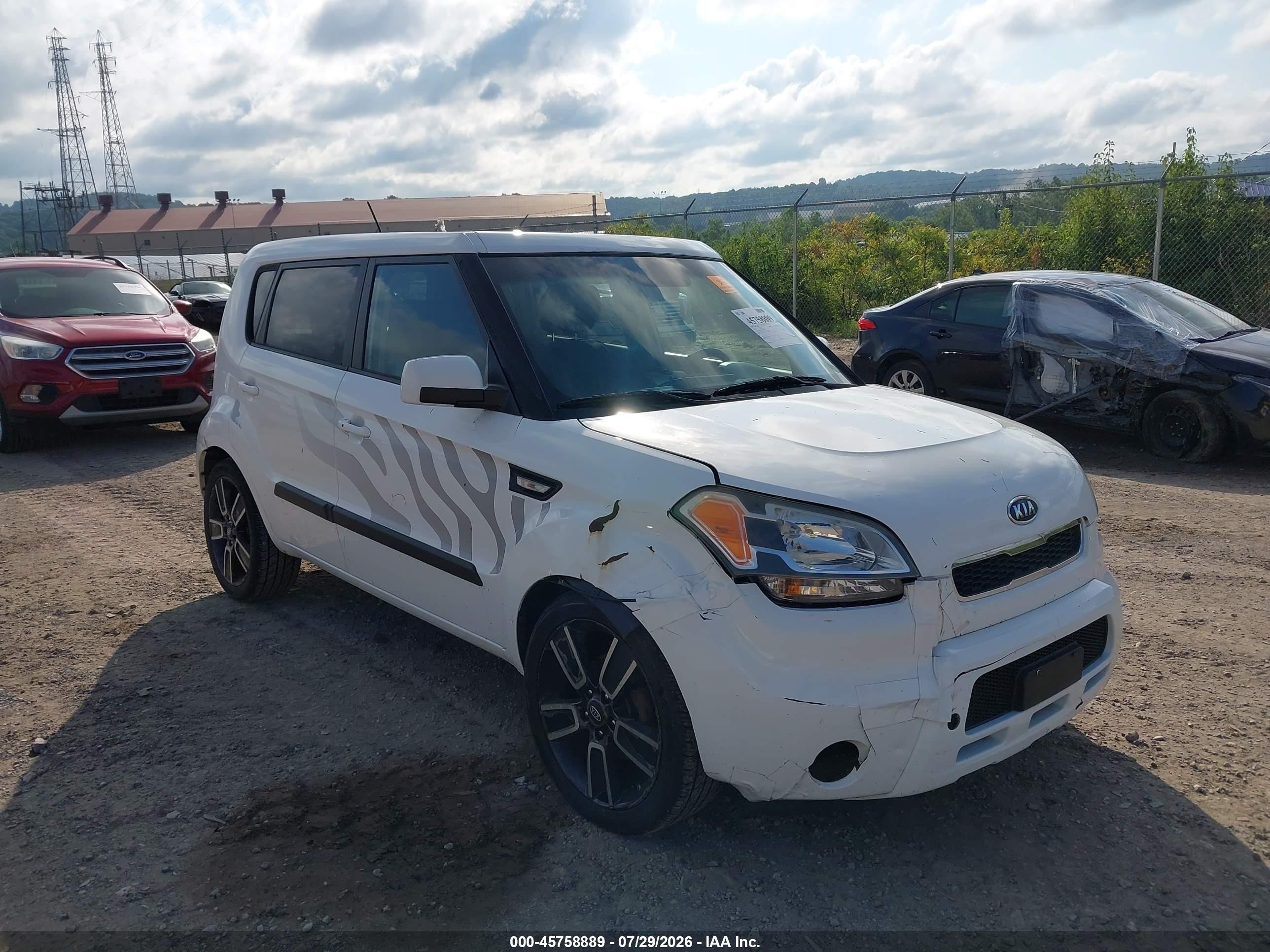 2011 Kia Soul + White vin: KNDJT2A28B7725928
