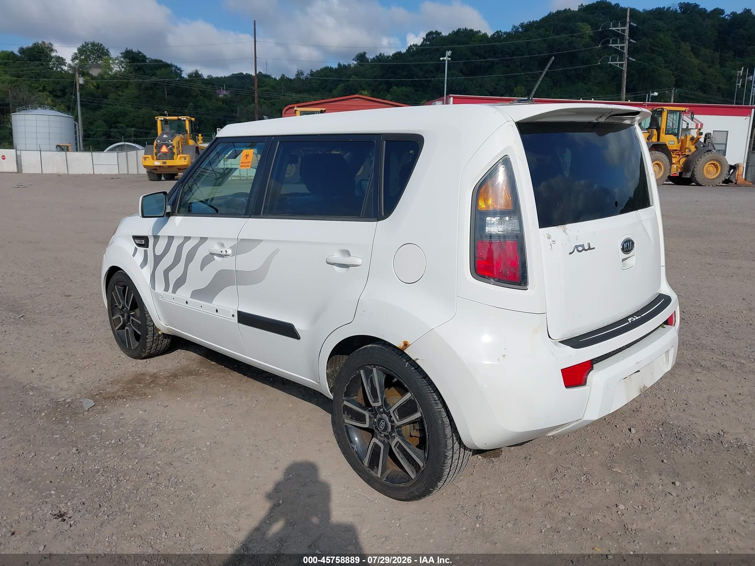 2011 Kia Soul + White vin: KNDJT2A28B7725928