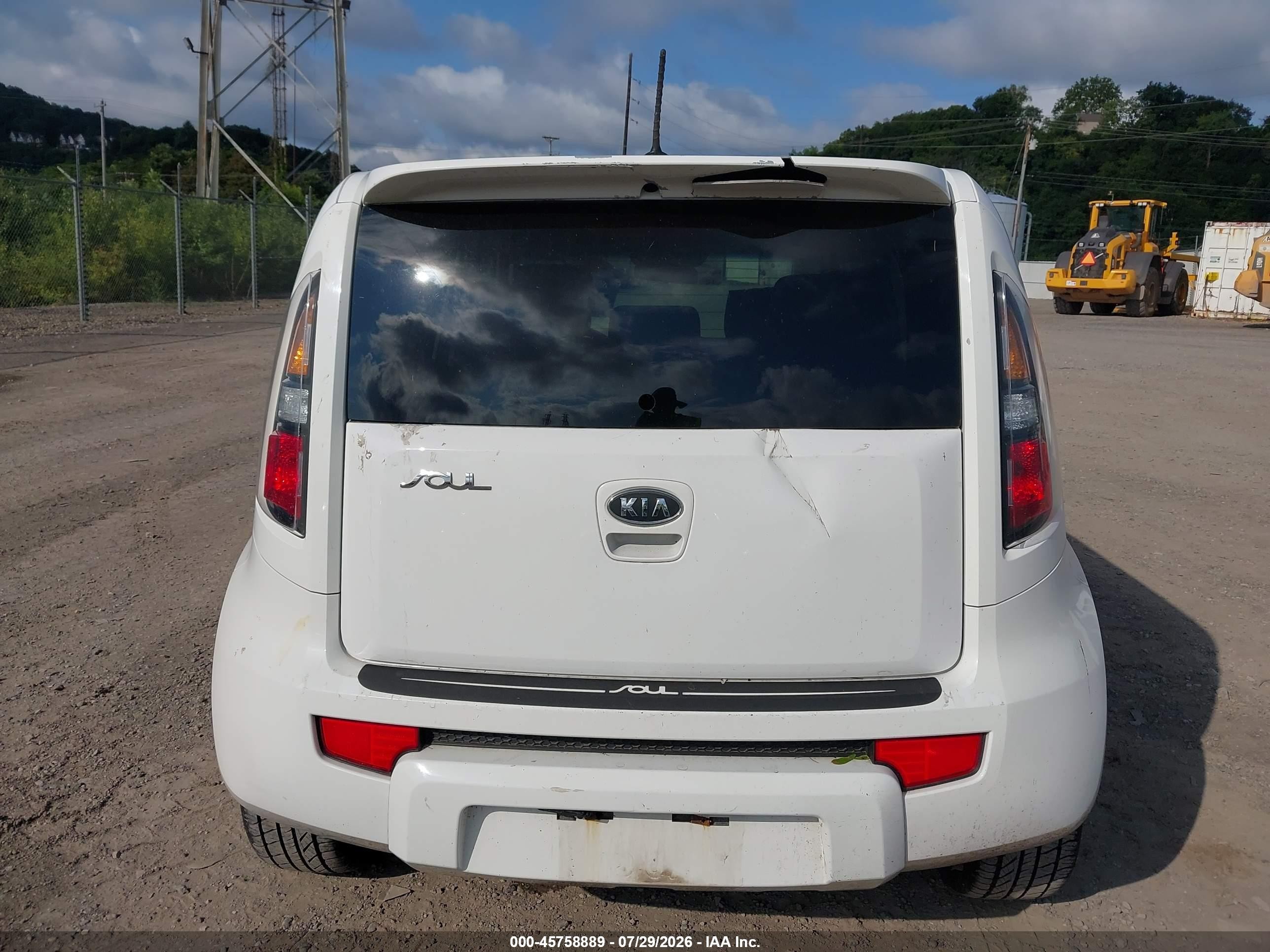 2011 Kia Soul + White vin: KNDJT2A28B7725928