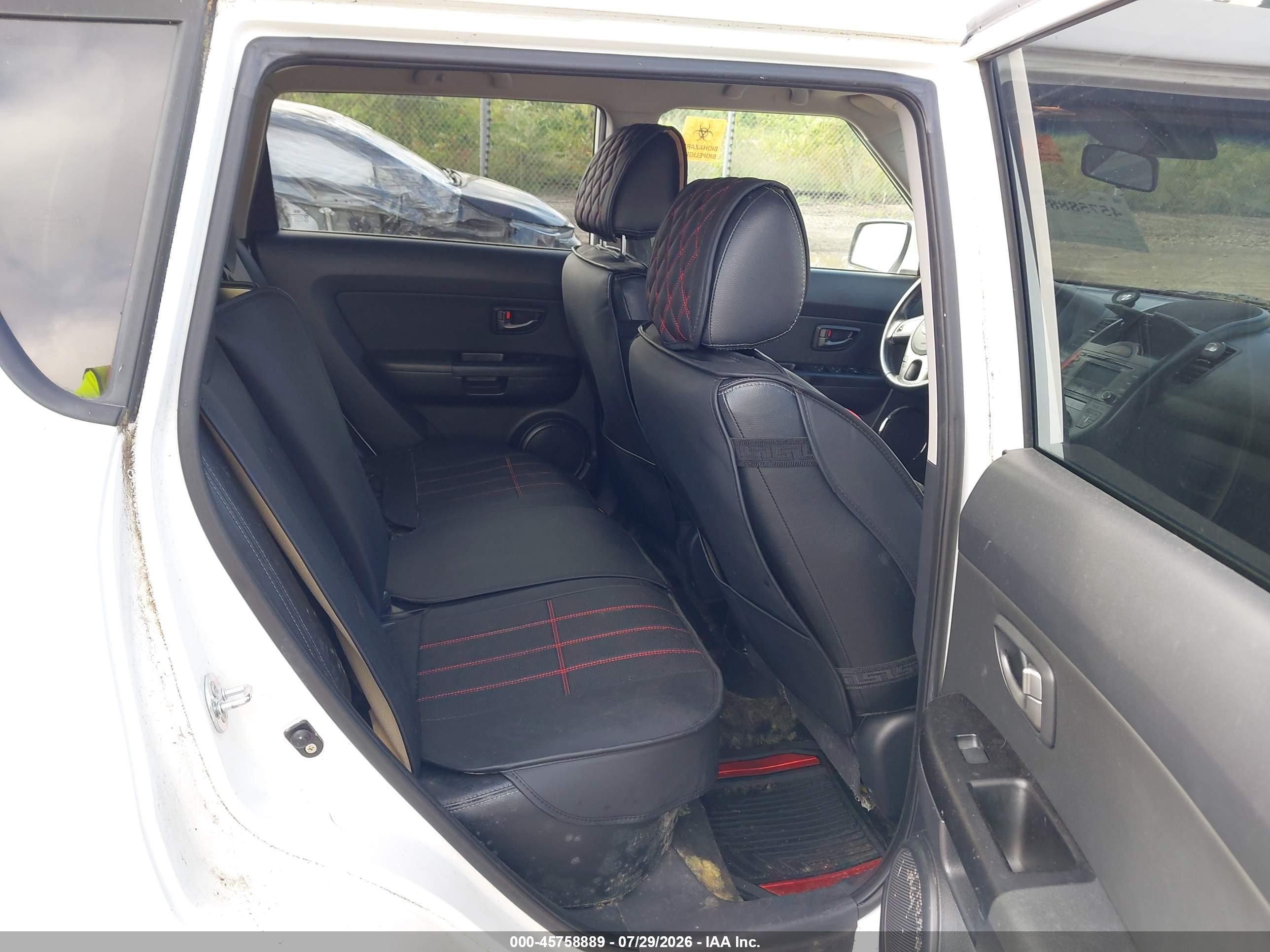 2011 Kia Soul + White vin: KNDJT2A28B7725928
