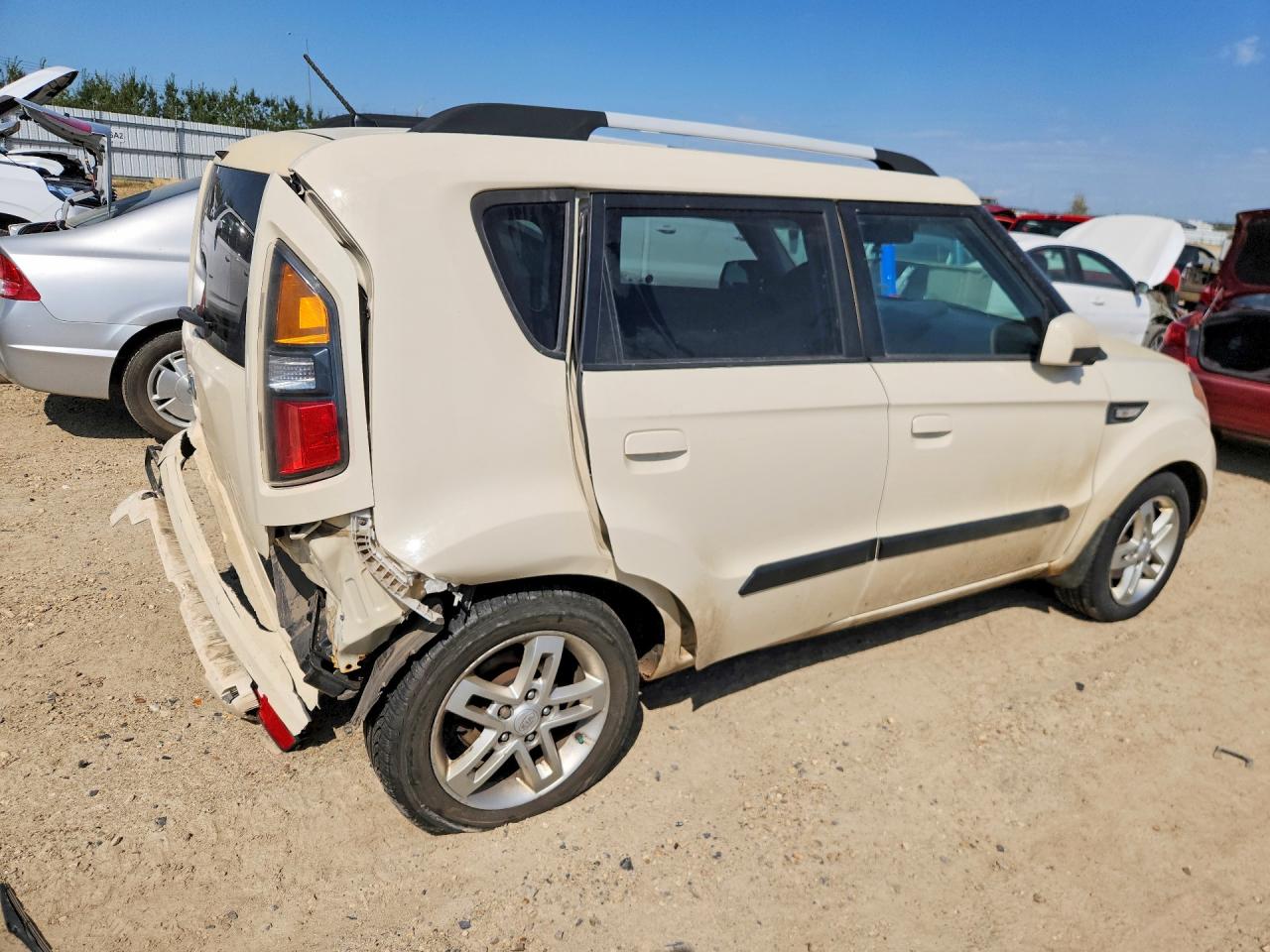 2010 Kia Soul + Кремовый vin: KNDJT2A29A7049603