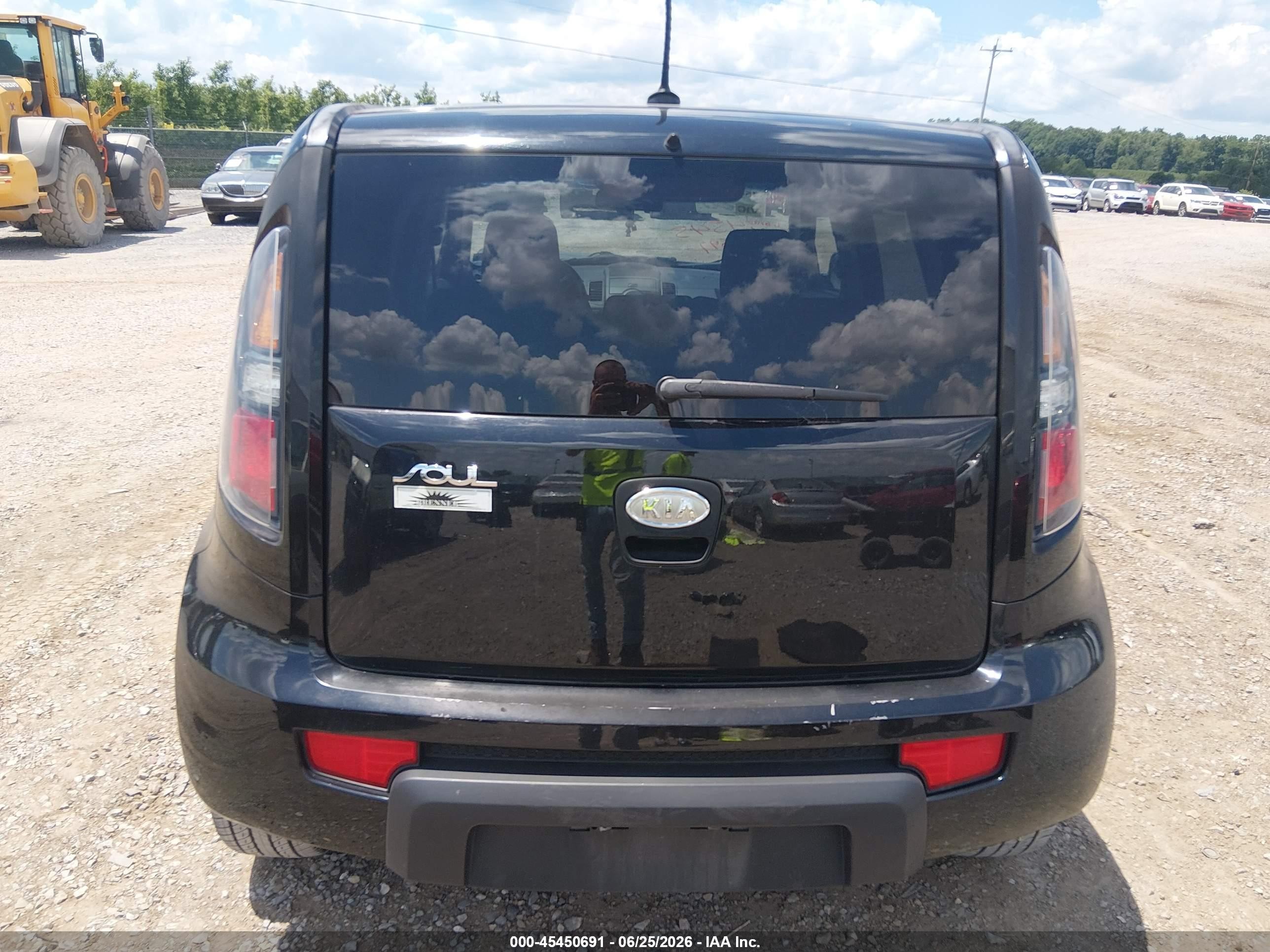 2010 Kia Soul + Black vin: KNDJT2A29A7055840