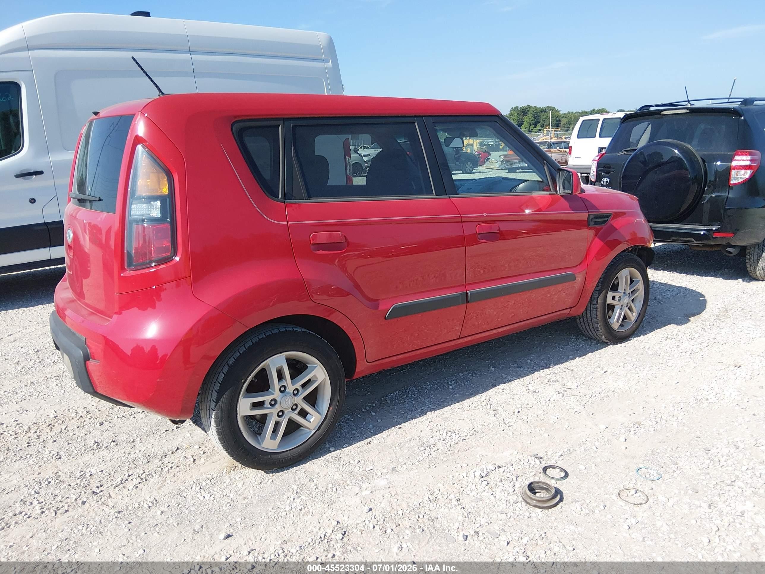 2010 Kia Soul + Red vin: KNDJT2A29A7125434