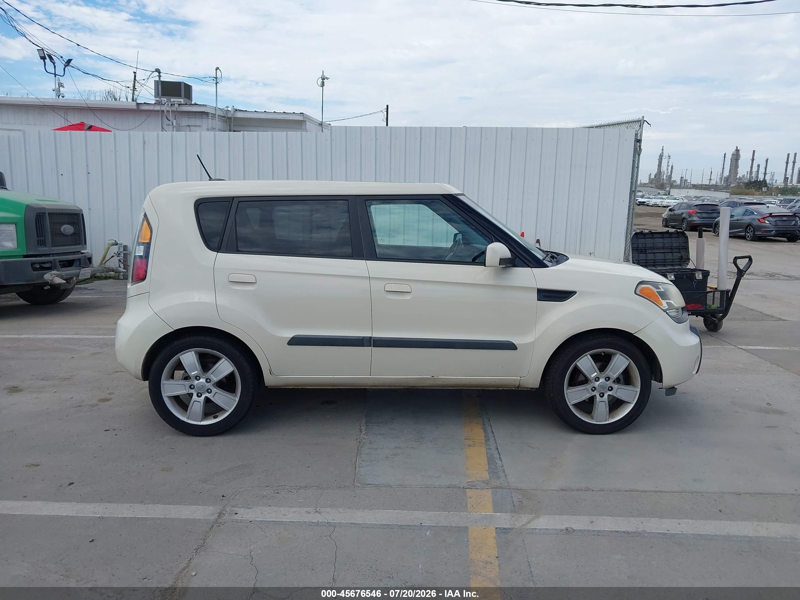 2010 Kia Soul ! Кремовый vin: KNDJT2A29A7159423