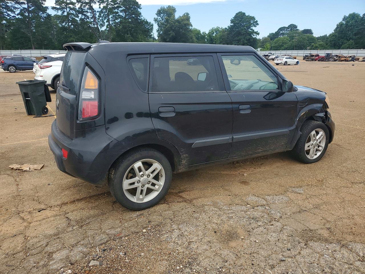 2010 Kia Soul + Black vin: KNDJT2A29A7179946