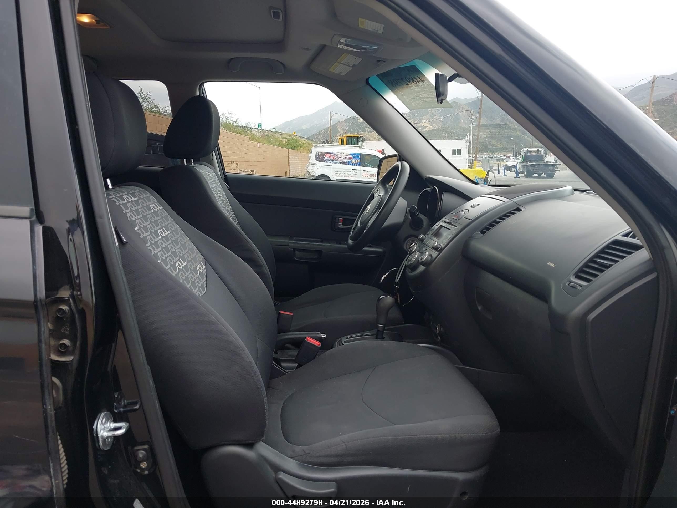 2010 Kia Soul + Black vin: KNDJT2A29A7181180