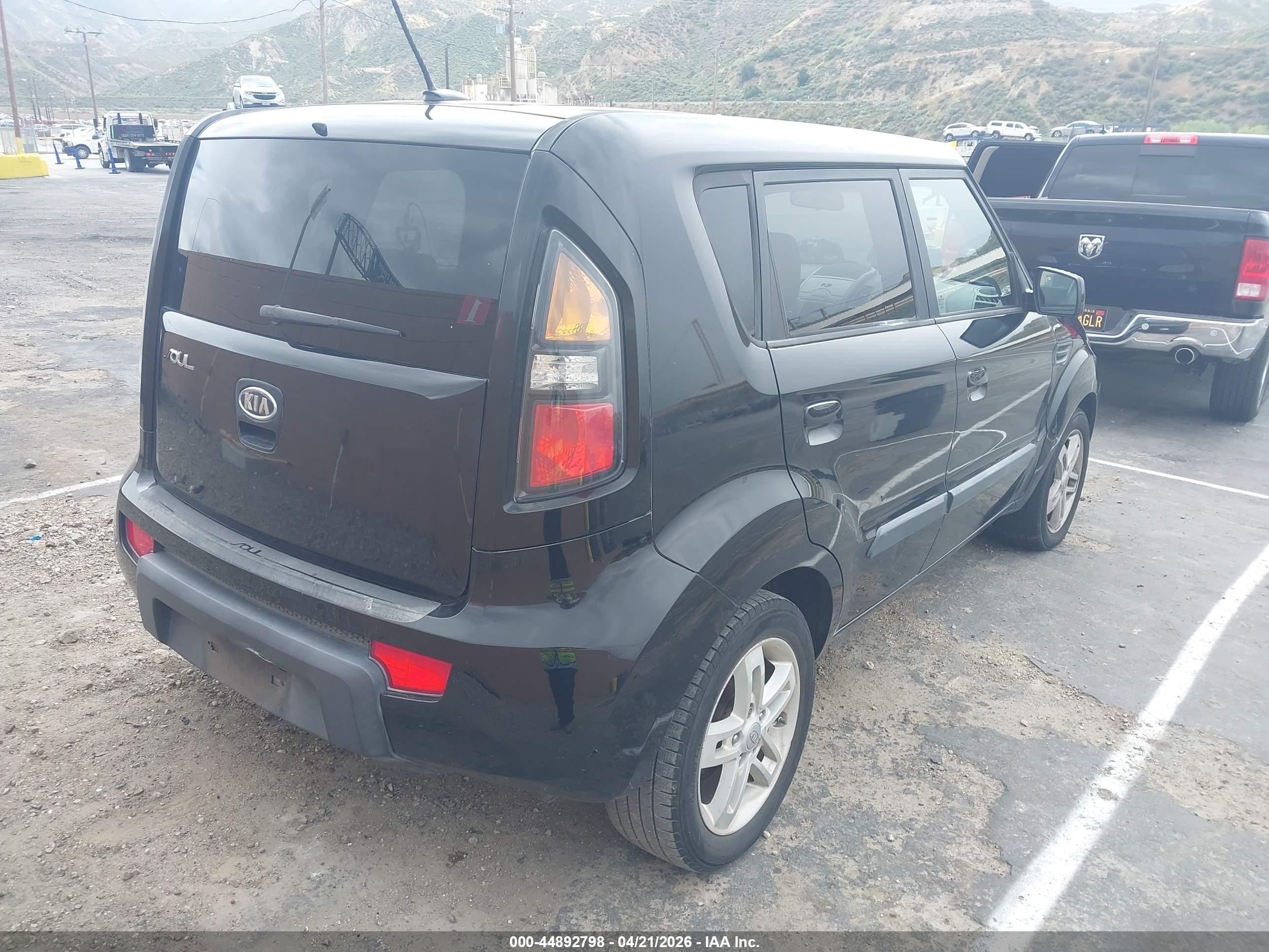 2010 Kia Soul + Black vin: KNDJT2A29A7181180