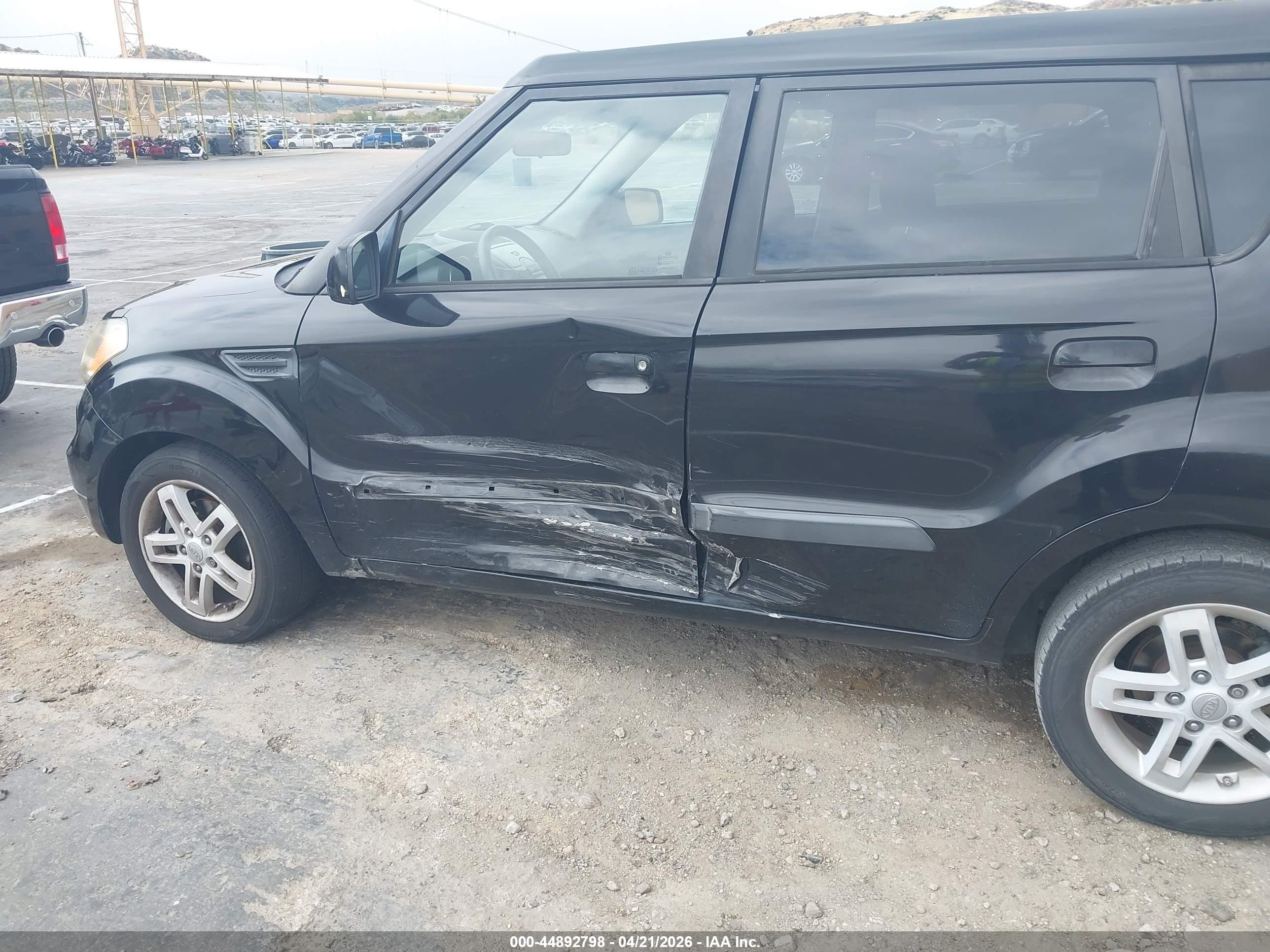 2010 Kia Soul + Black vin: KNDJT2A29A7181180