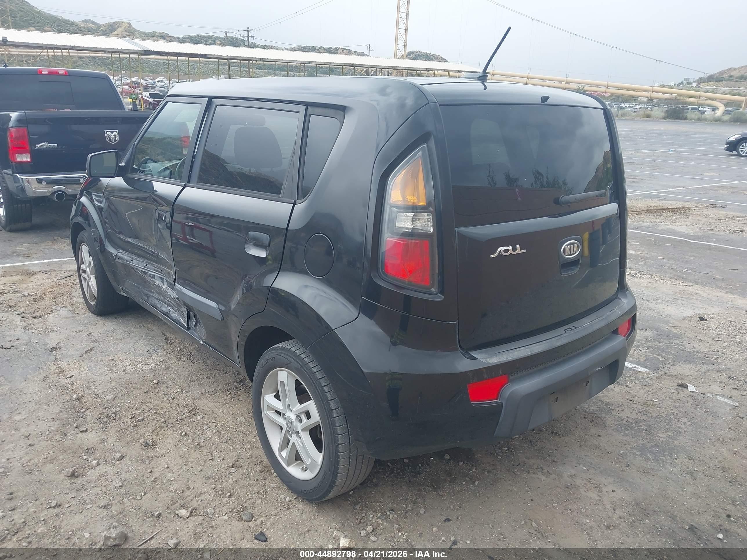 2010 Kia Soul + Black vin: KNDJT2A29A7181180