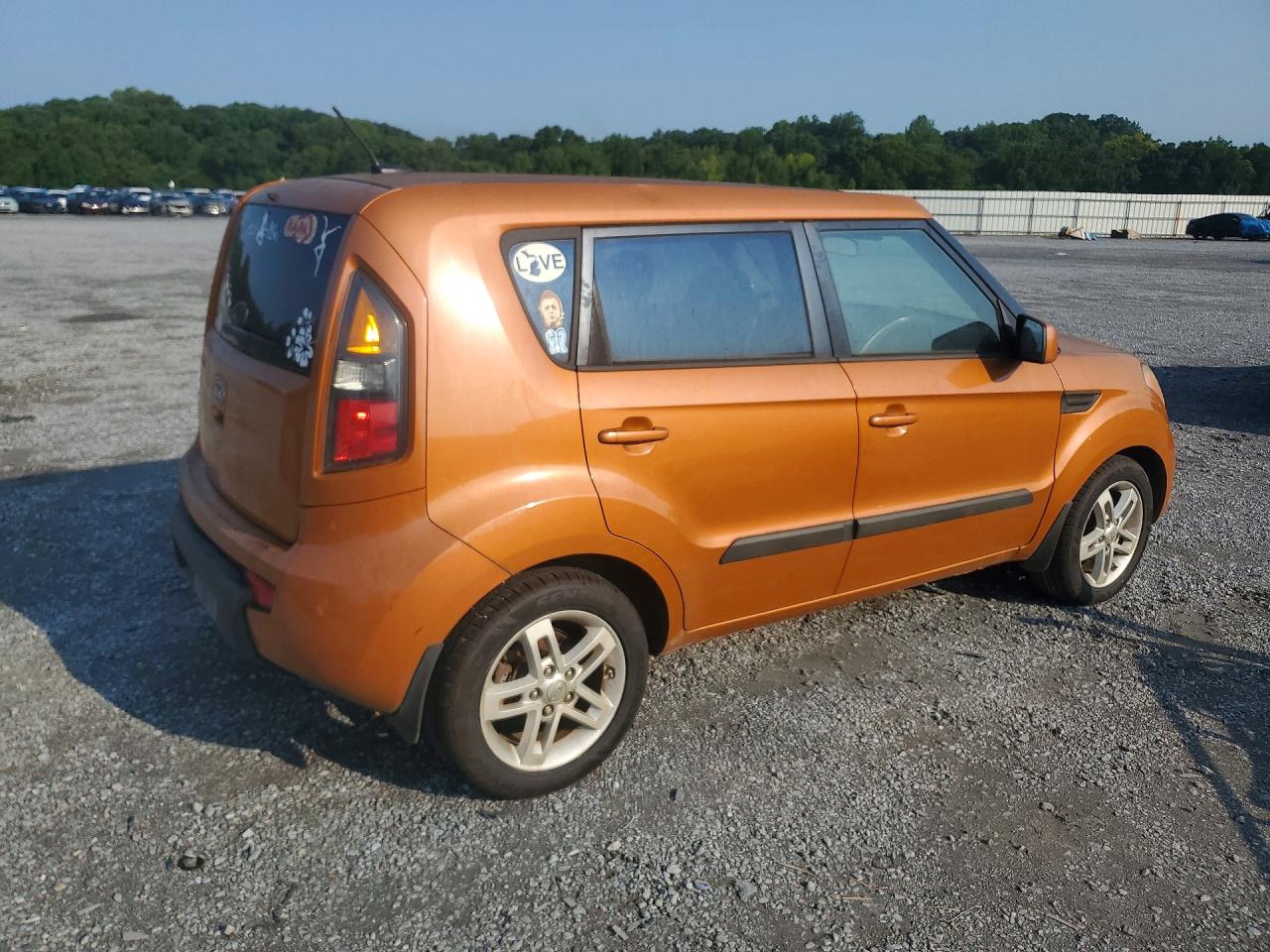 2011 Kia Soul + Orange vin: KNDJT2A29B7216558