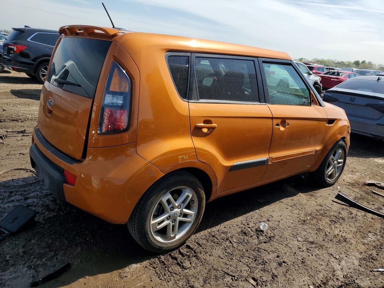 2011 Kia Soul + Orange vin: KNDJT2A29B7226796