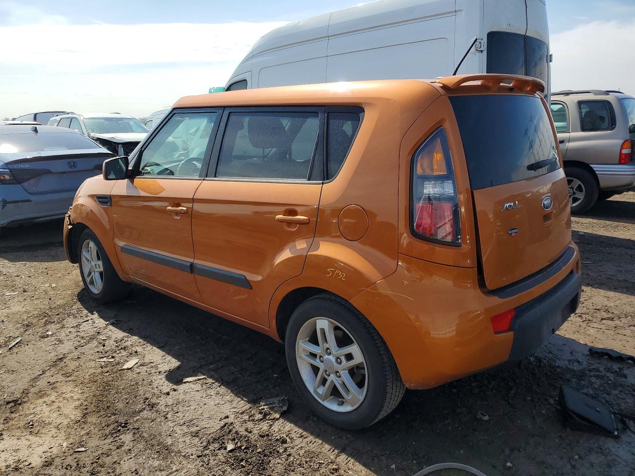 2011 Kia Soul + Orange vin: KNDJT2A29B7226796