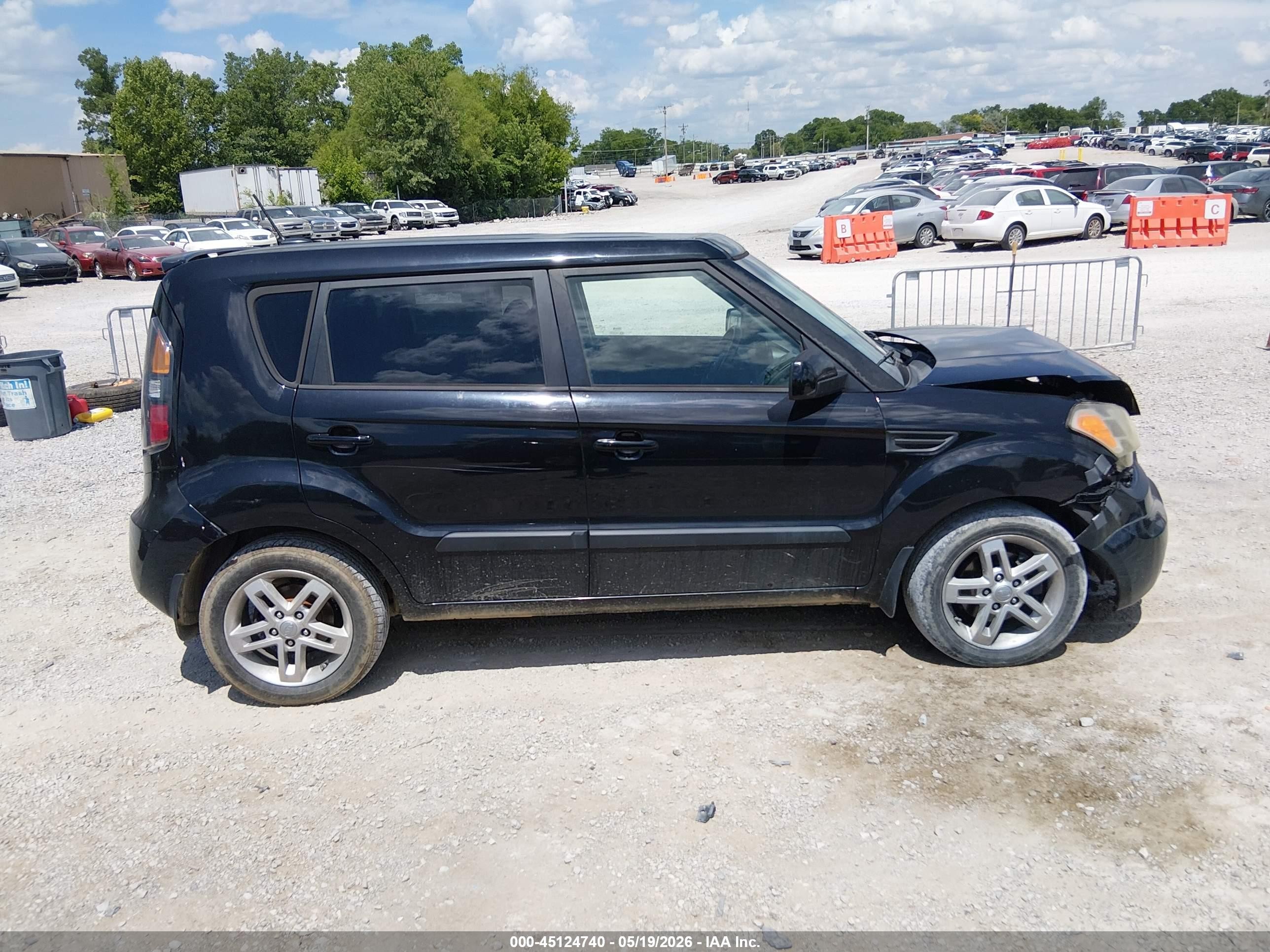 2011 Kia Soul + Black vin: KNDJT2A29B7240648