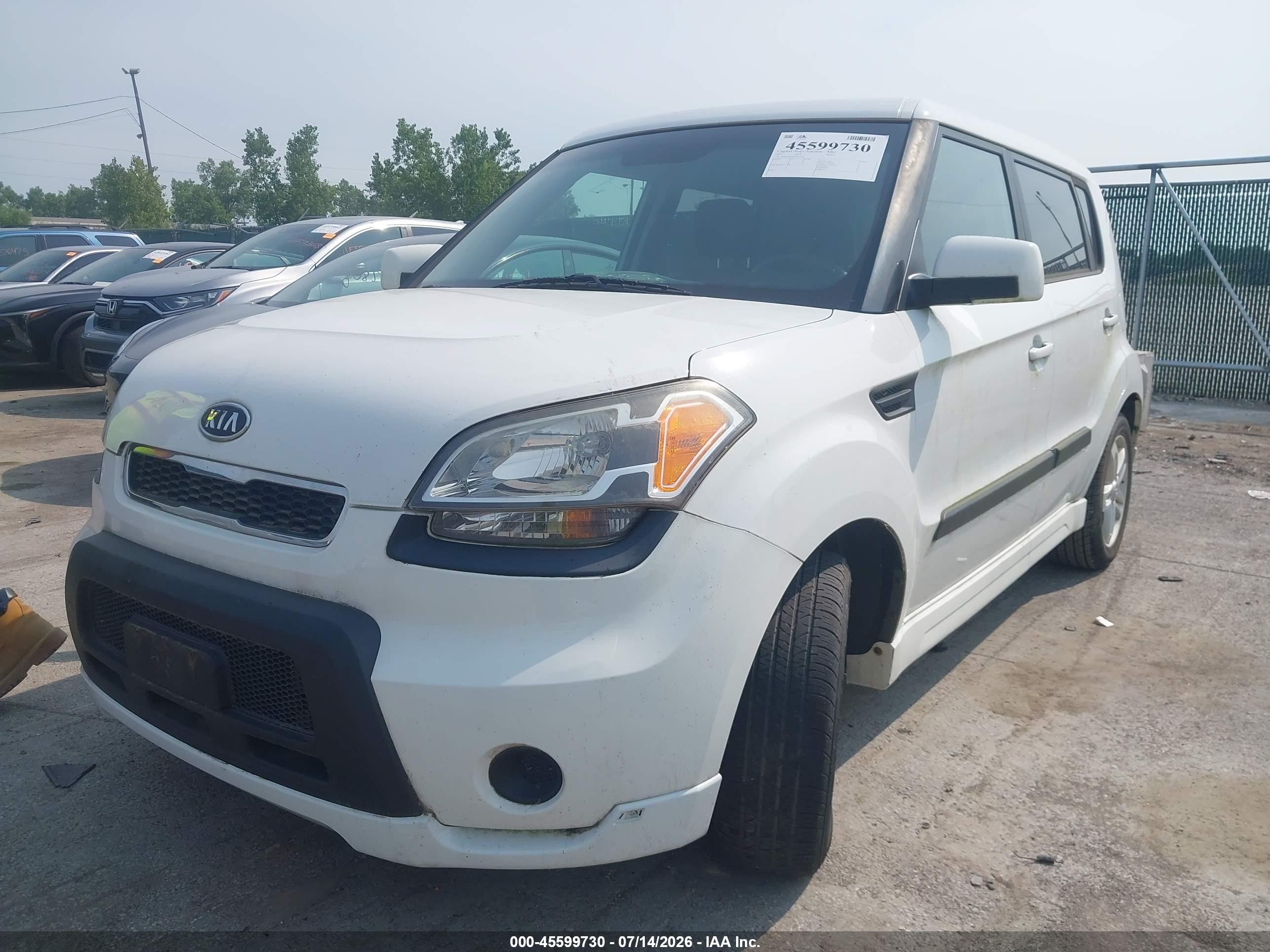 2011 Kia Soul + White vin: KNDJT2A29B7297352