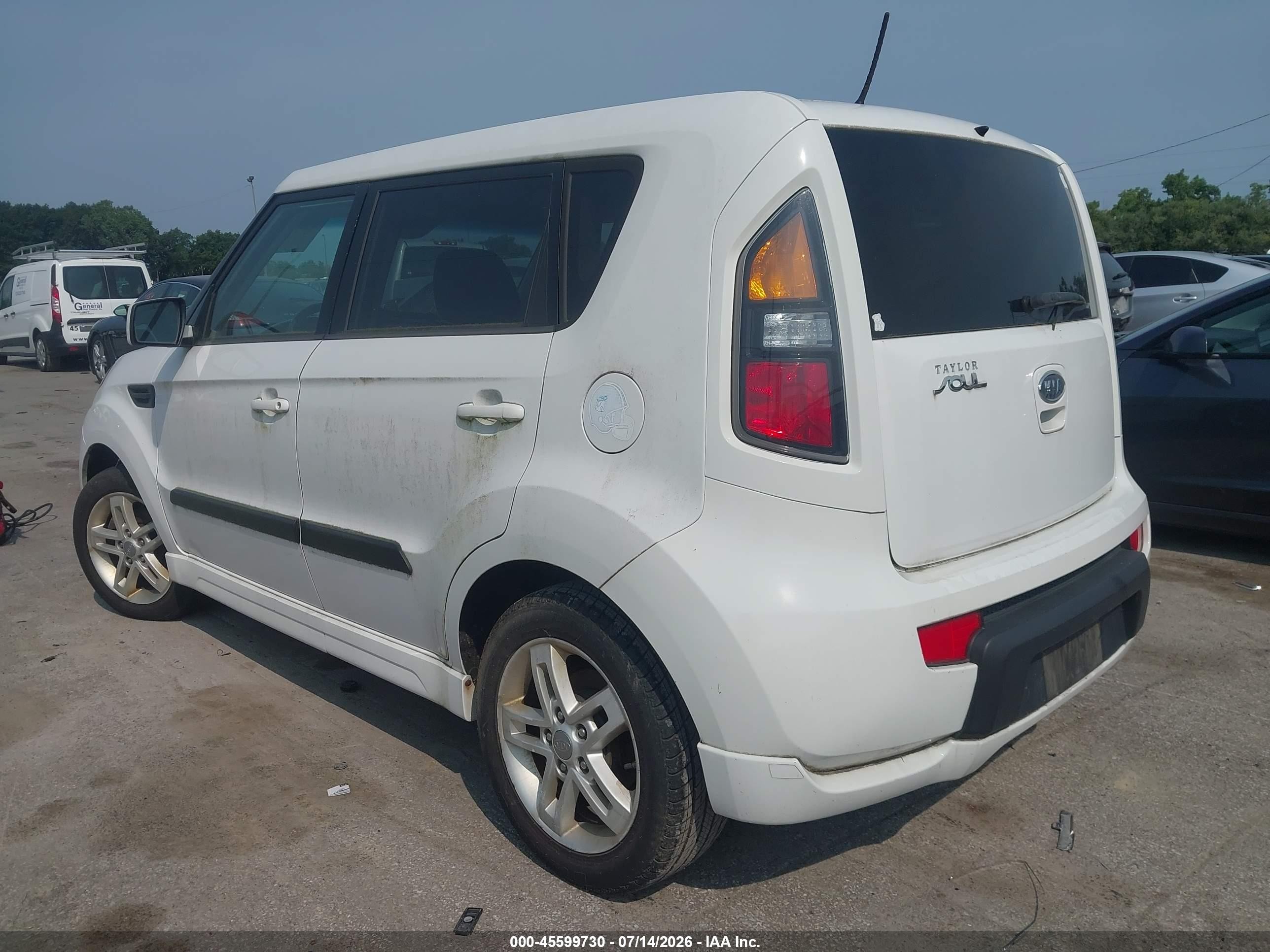 2011 Kia Soul + White vin: KNDJT2A29B7297352