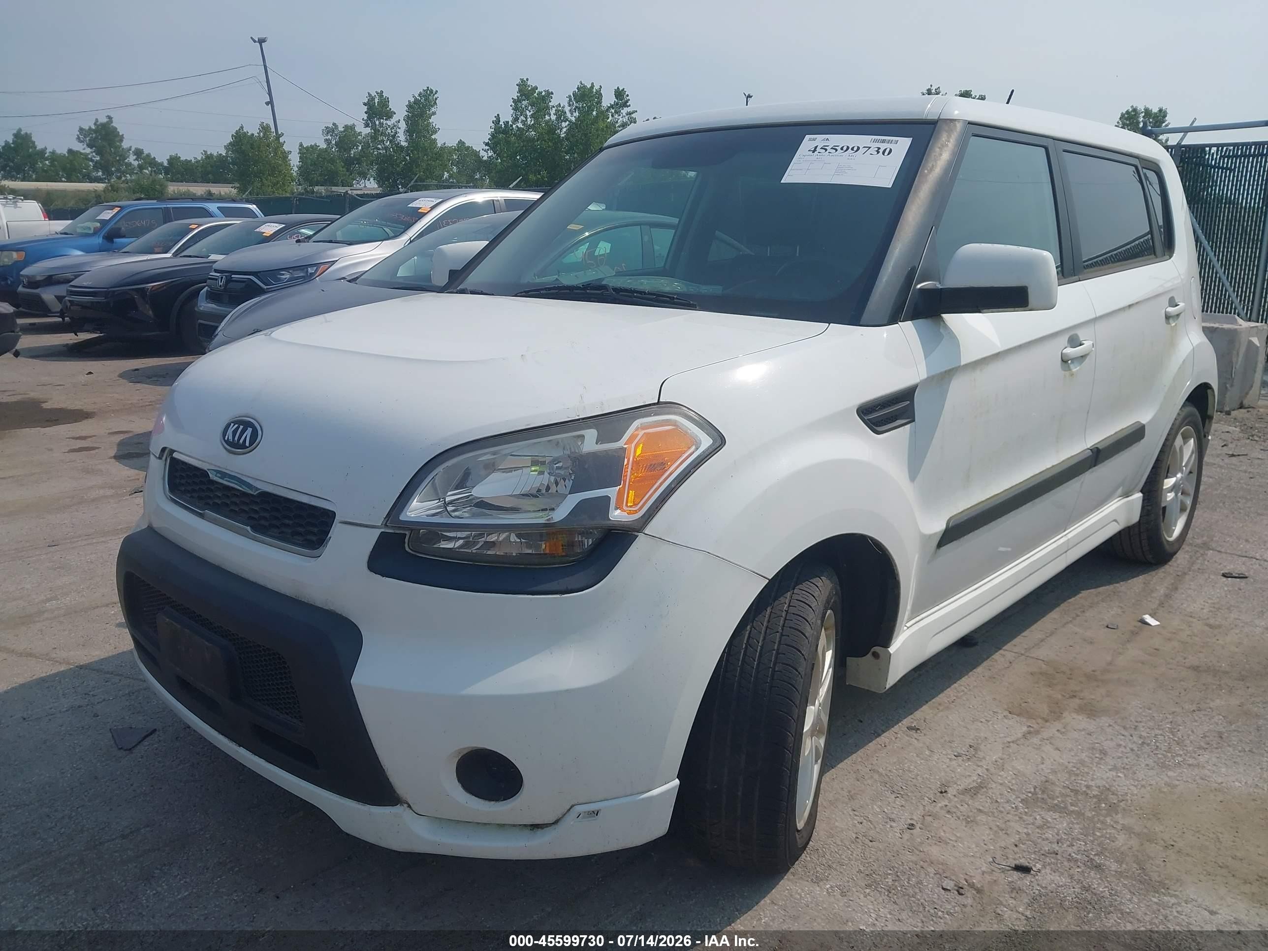 2011 Kia Soul + White vin: KNDJT2A29B7297352