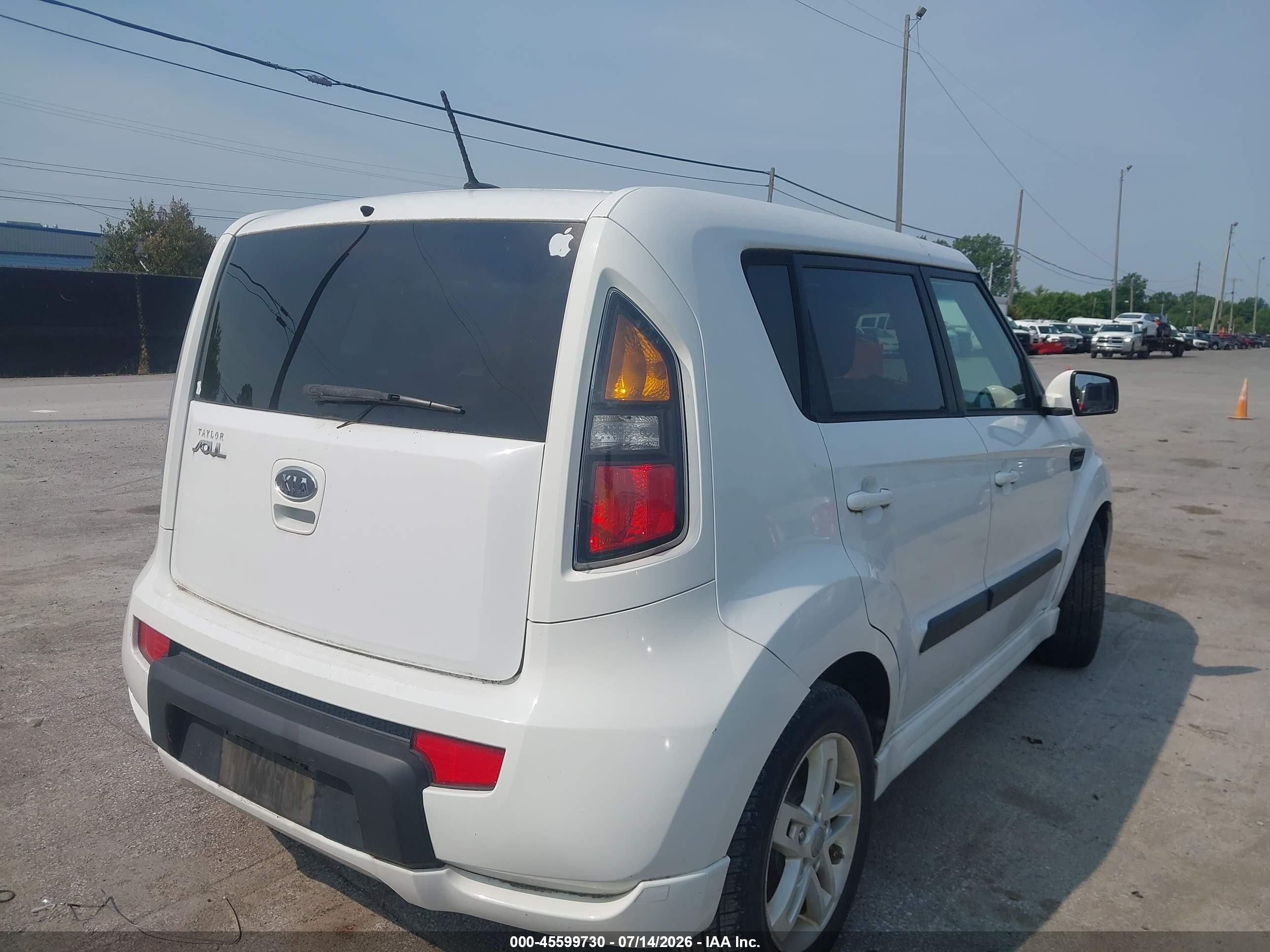 2011 Kia Soul + White vin: KNDJT2A29B7297352