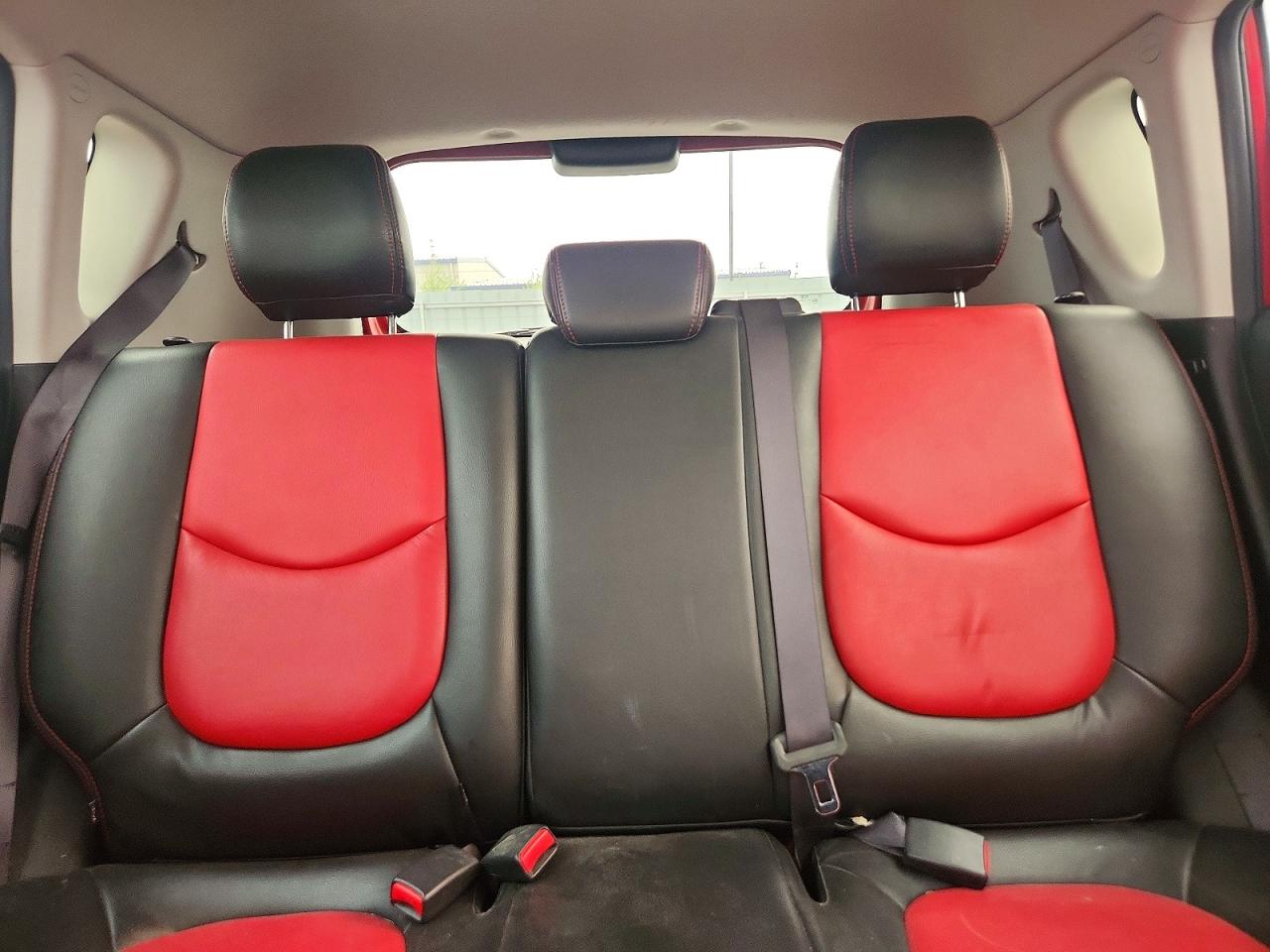 2011 Kia Soul + Red vin: KNDJT2A29B7325831