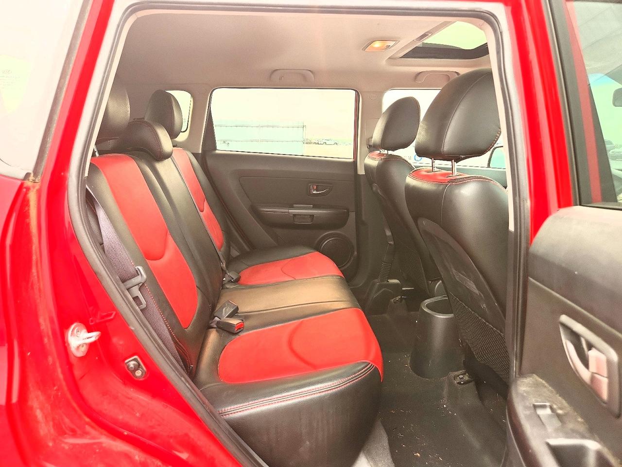 2011 Kia Soul + Red vin: KNDJT2A29B7325831