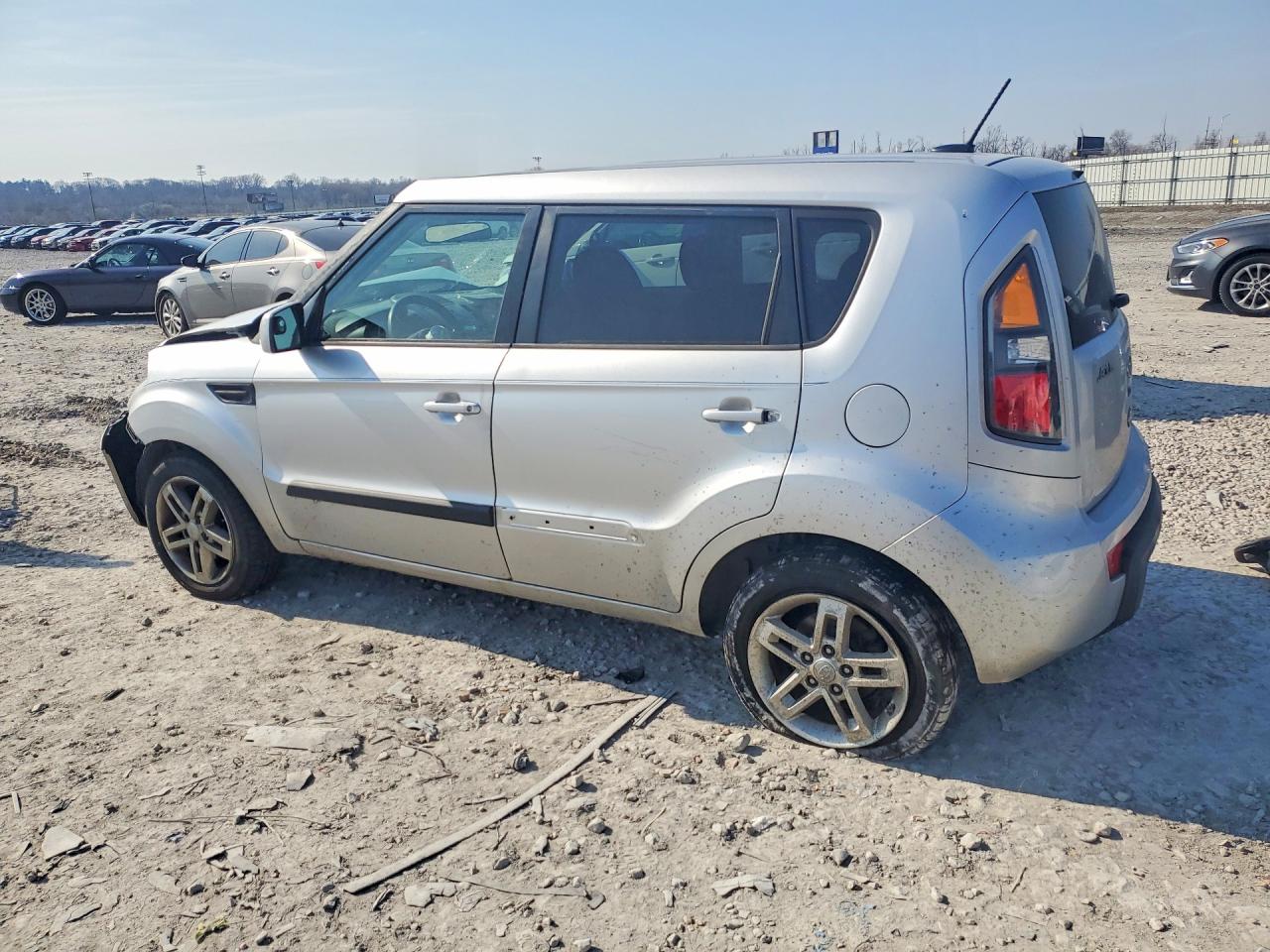 2011 Kia Soul + Серебряный vin: KNDJT2A29B7709799