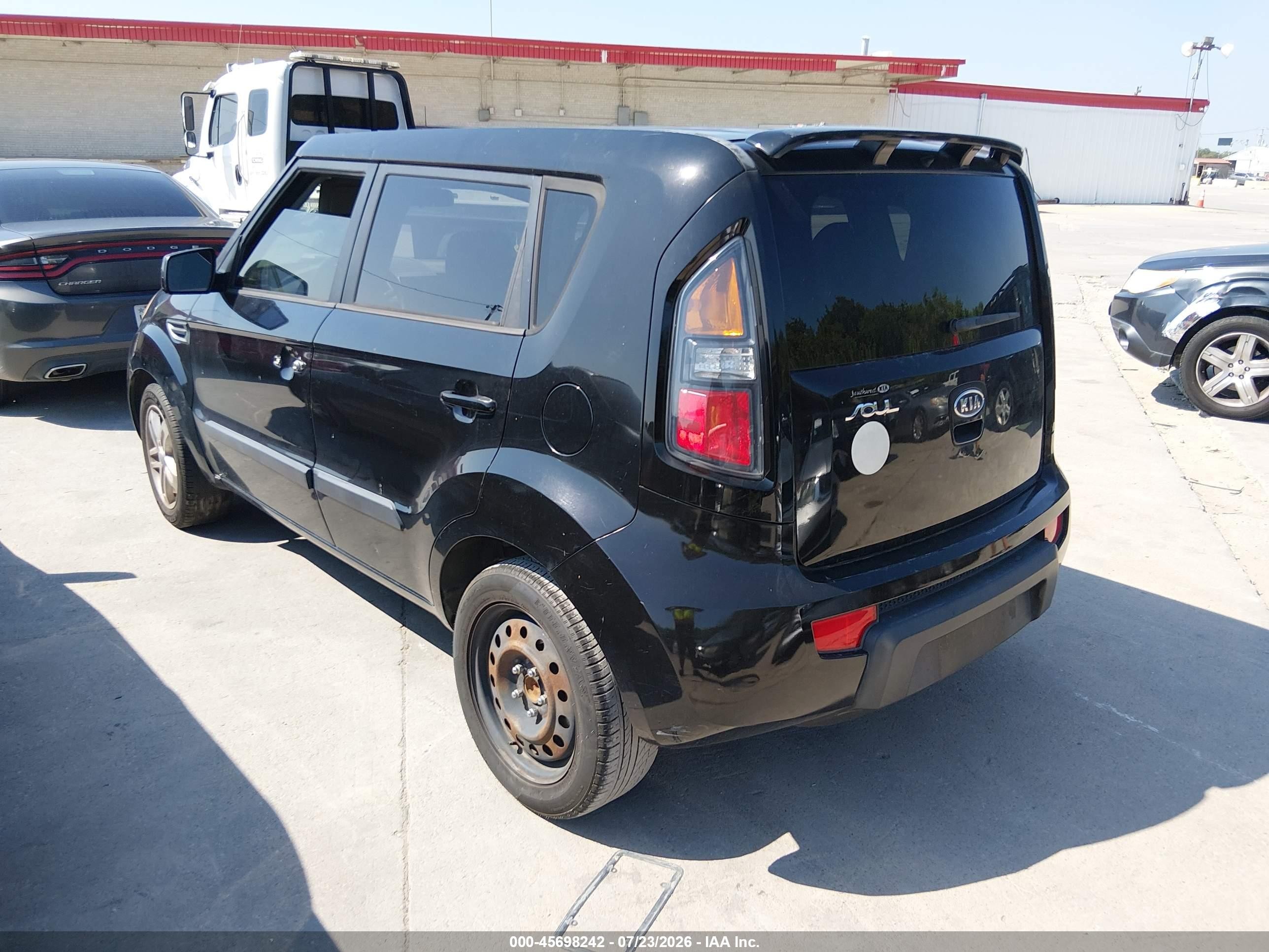 2011 Kia Soul + Black vin: KNDJT2A29B7709981