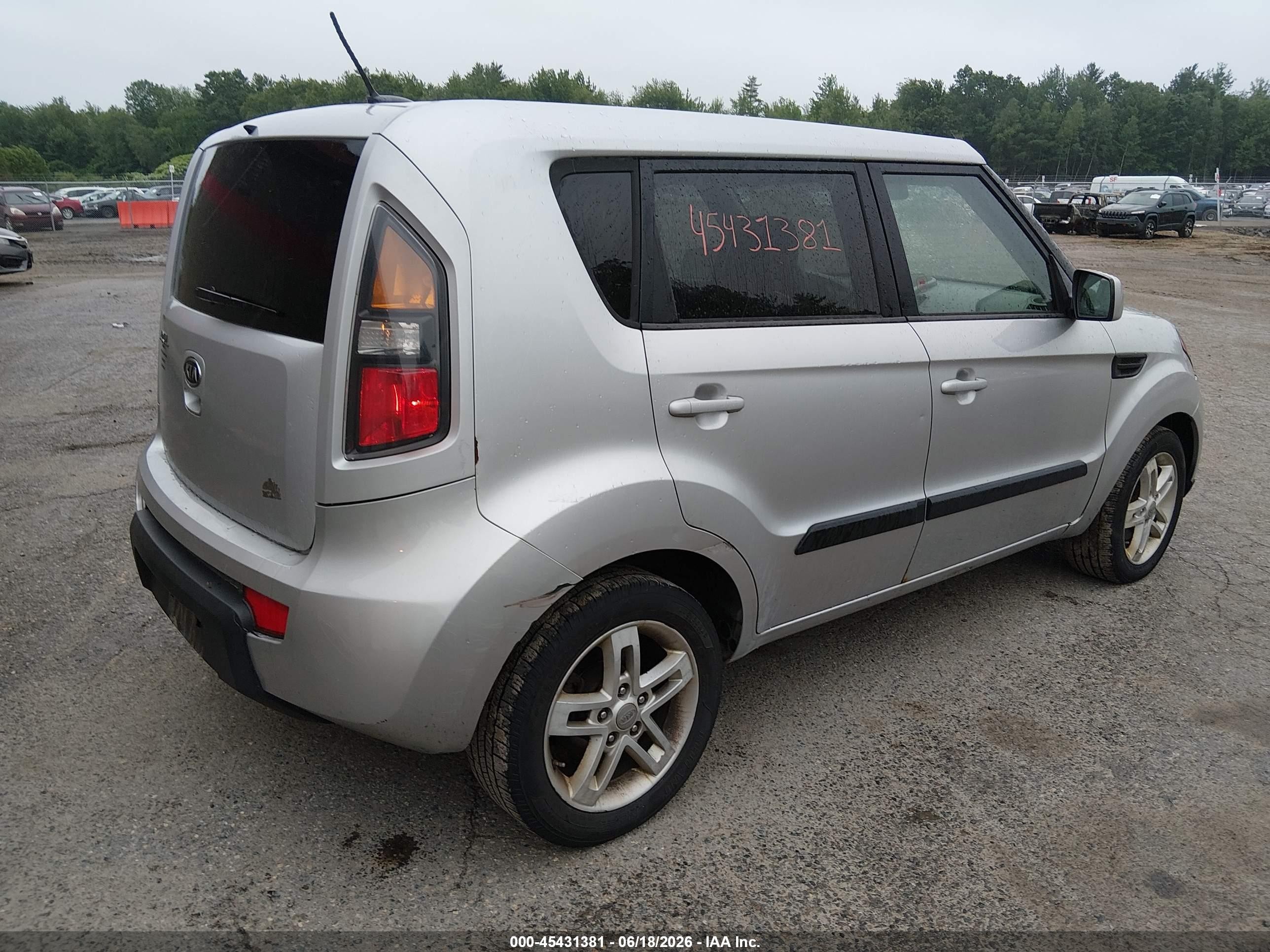 2011 Kia Soul + Silver vin: KNDJT2A29B7717109