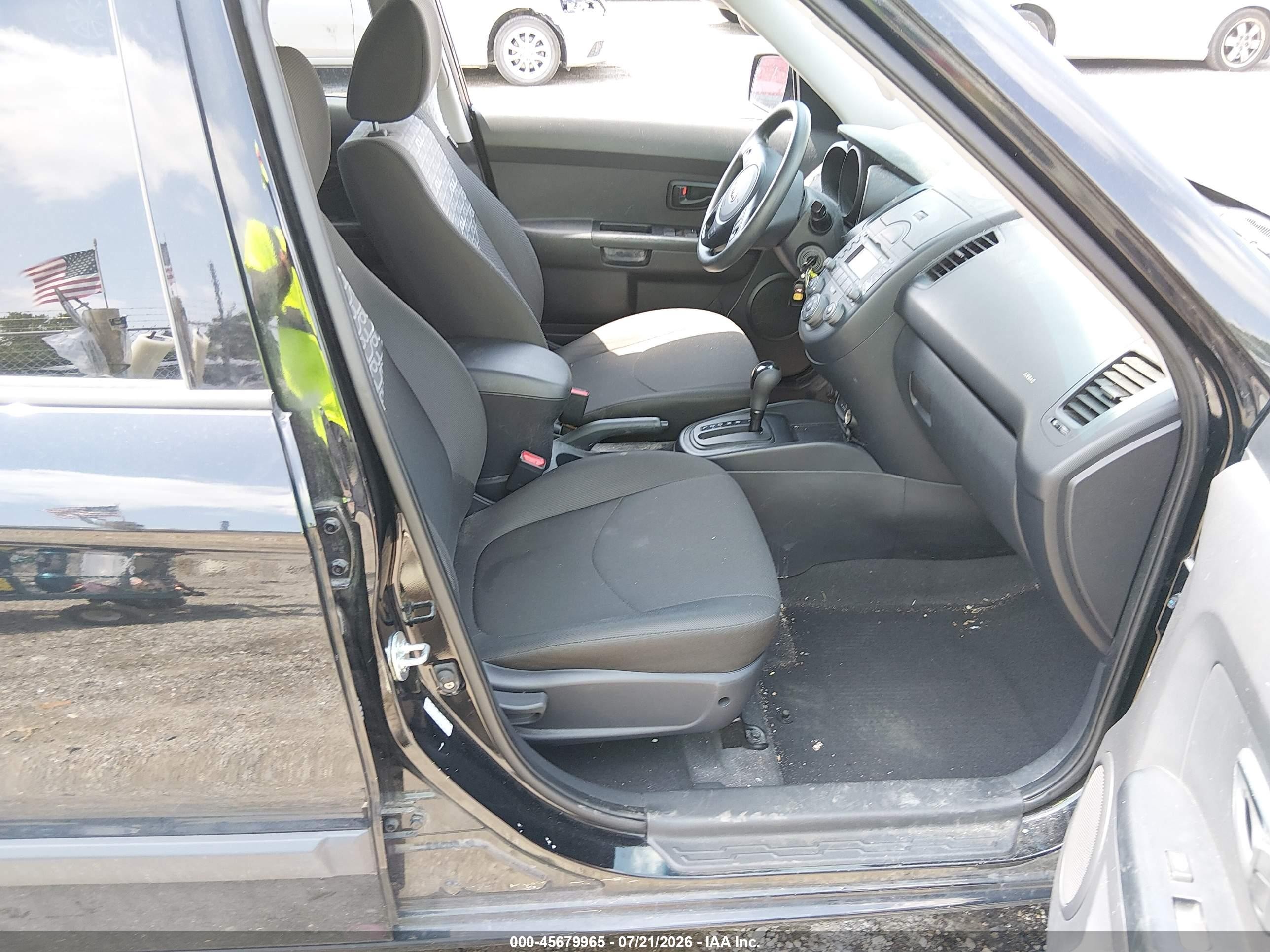 2010 Kia Soul + Black vin: KNDJT2A2XA7053501