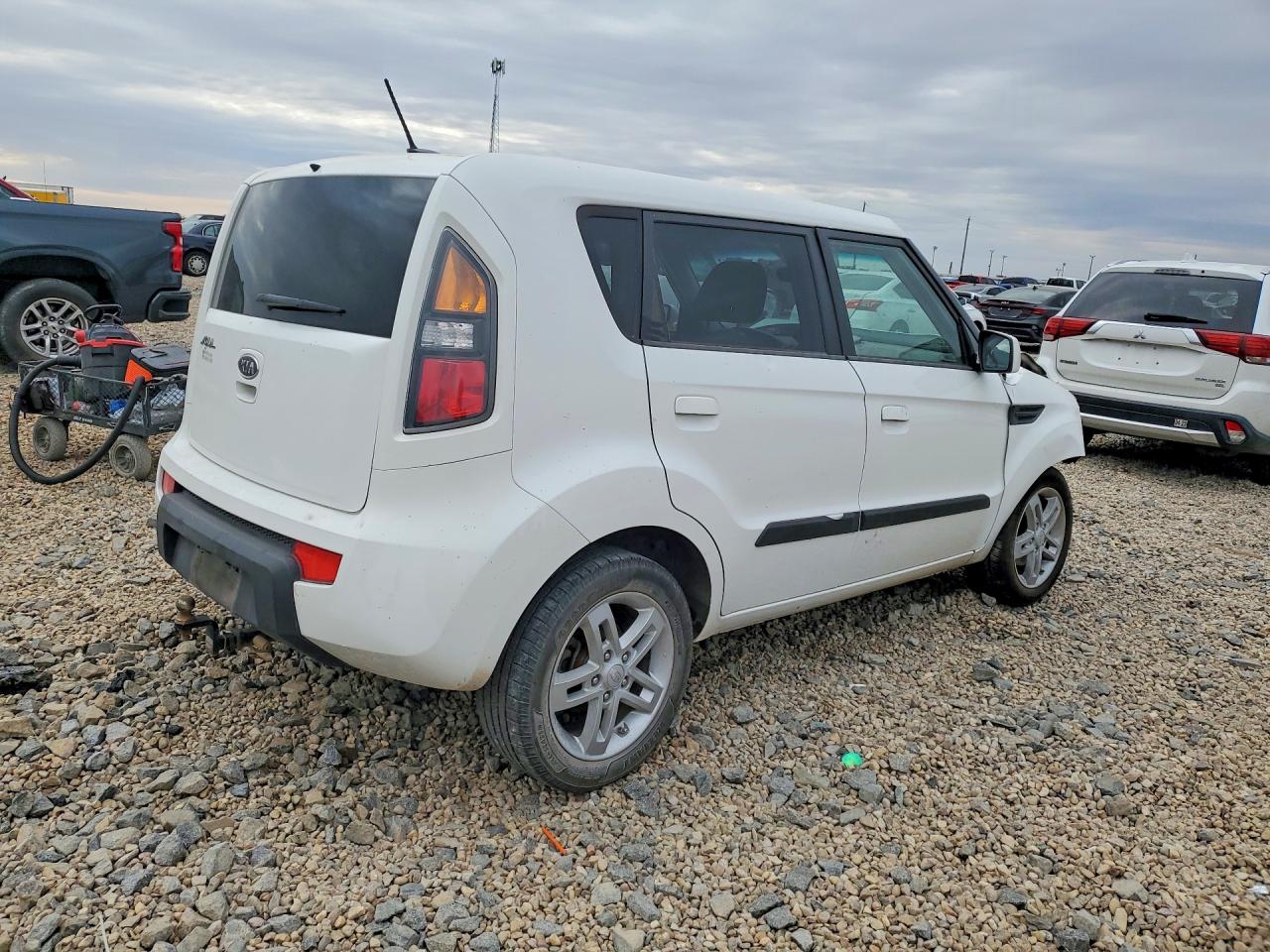 2010 Kia Soul +/!/sport White vin: KNDJT2A2XA7070315