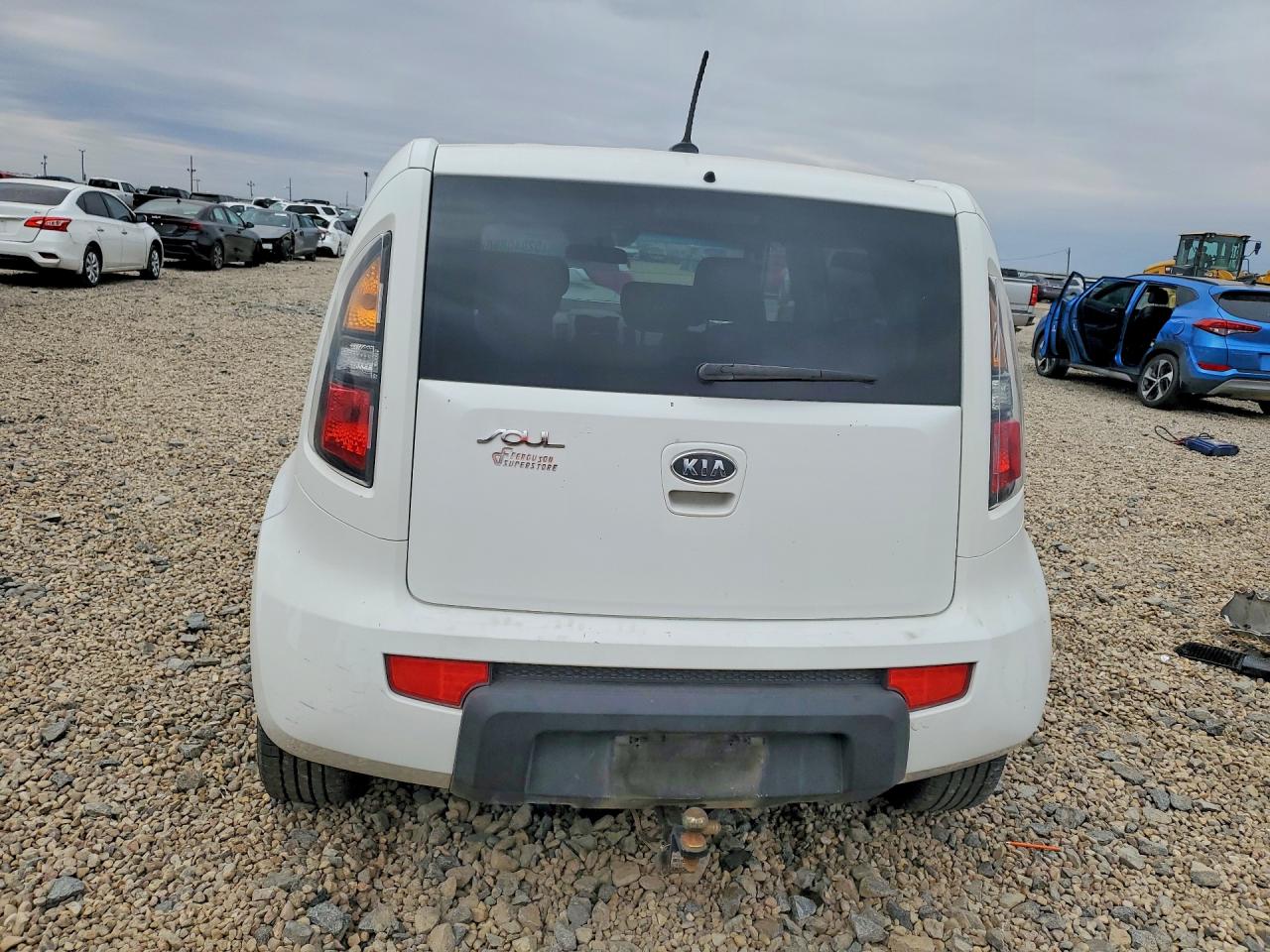 2010 Kia Soul +/!/sport White vin: KNDJT2A2XA7070315