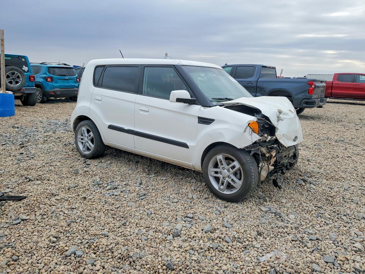 2010 Kia Soul +/!/sport White vin: KNDJT2A2XA7070315