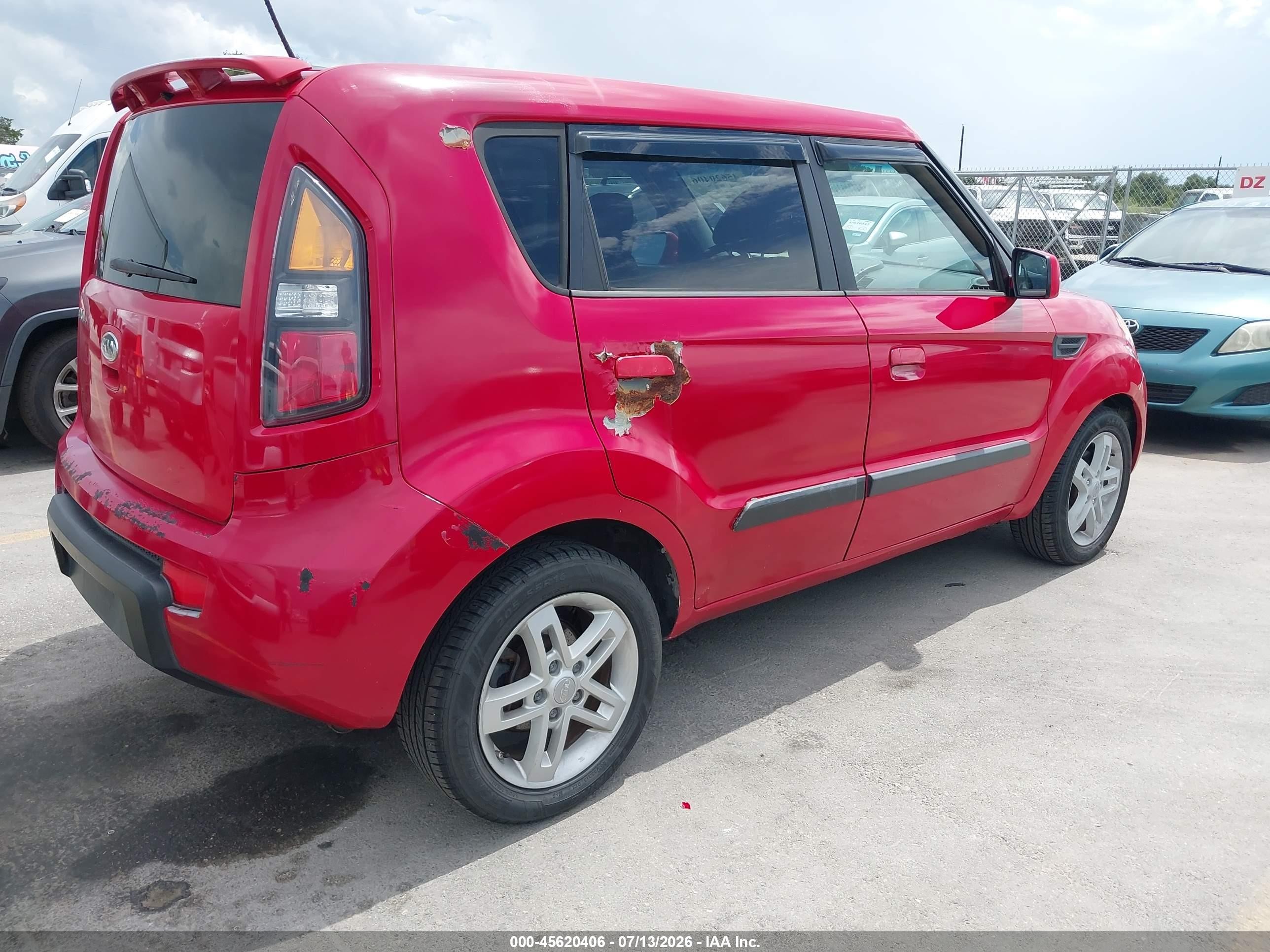 2010 Kia Soul + Red vin: KNDJT2A2XA7095618