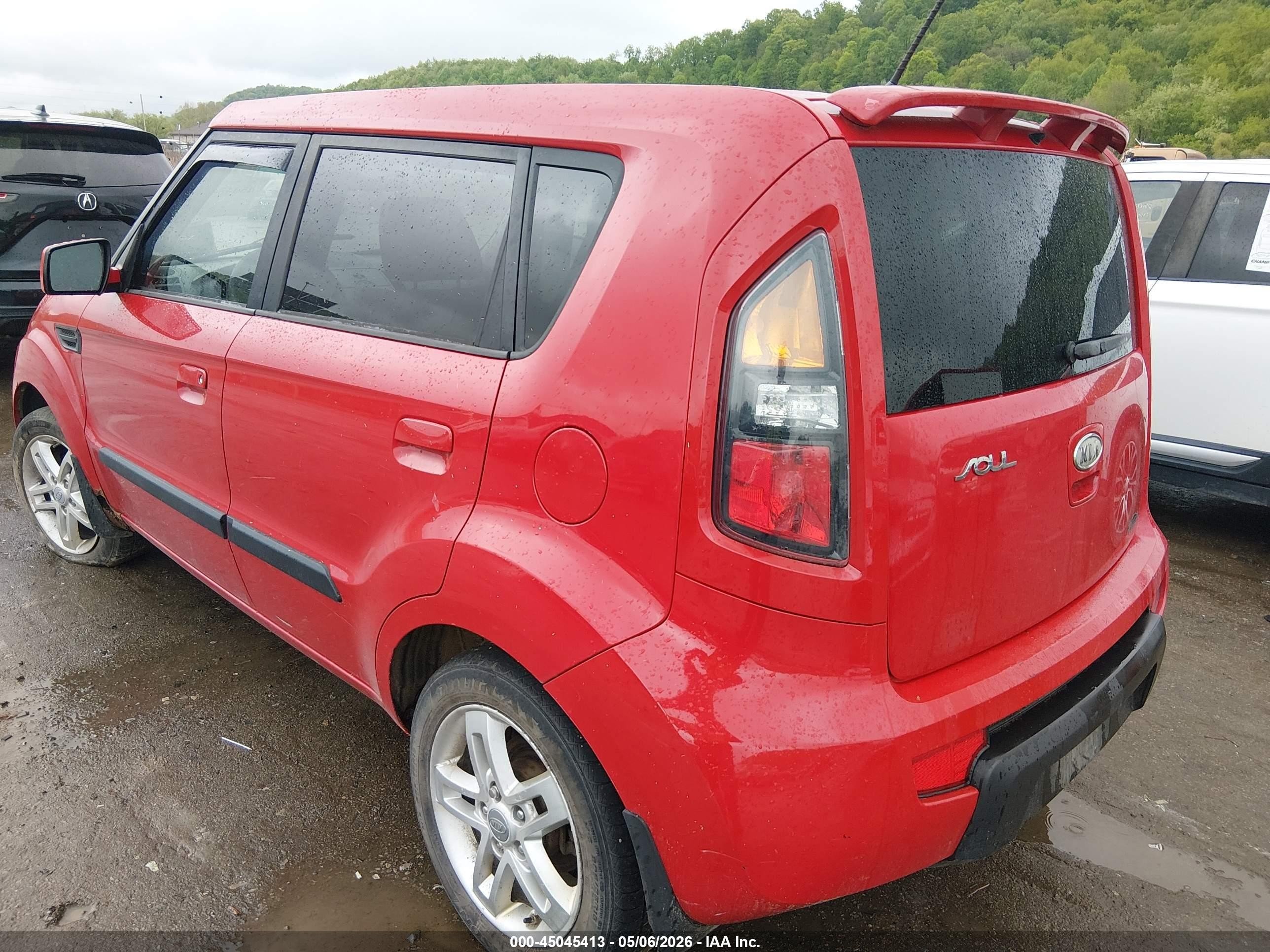 2010 Kia Soul + Red vin: KNDJT2A2XA7104527