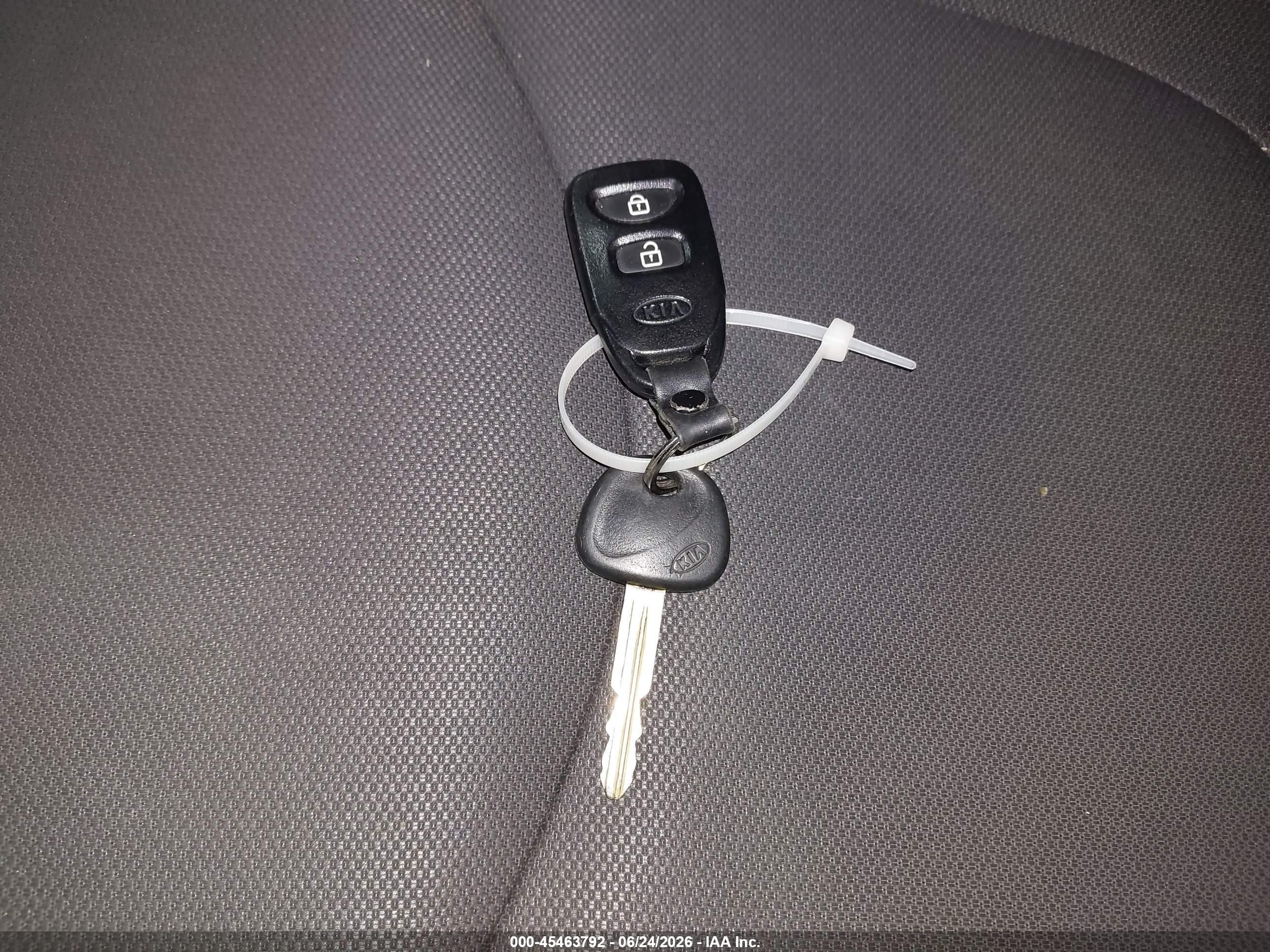 2010 Kia Soul + Red vin: KNDJT2A2XA7108352