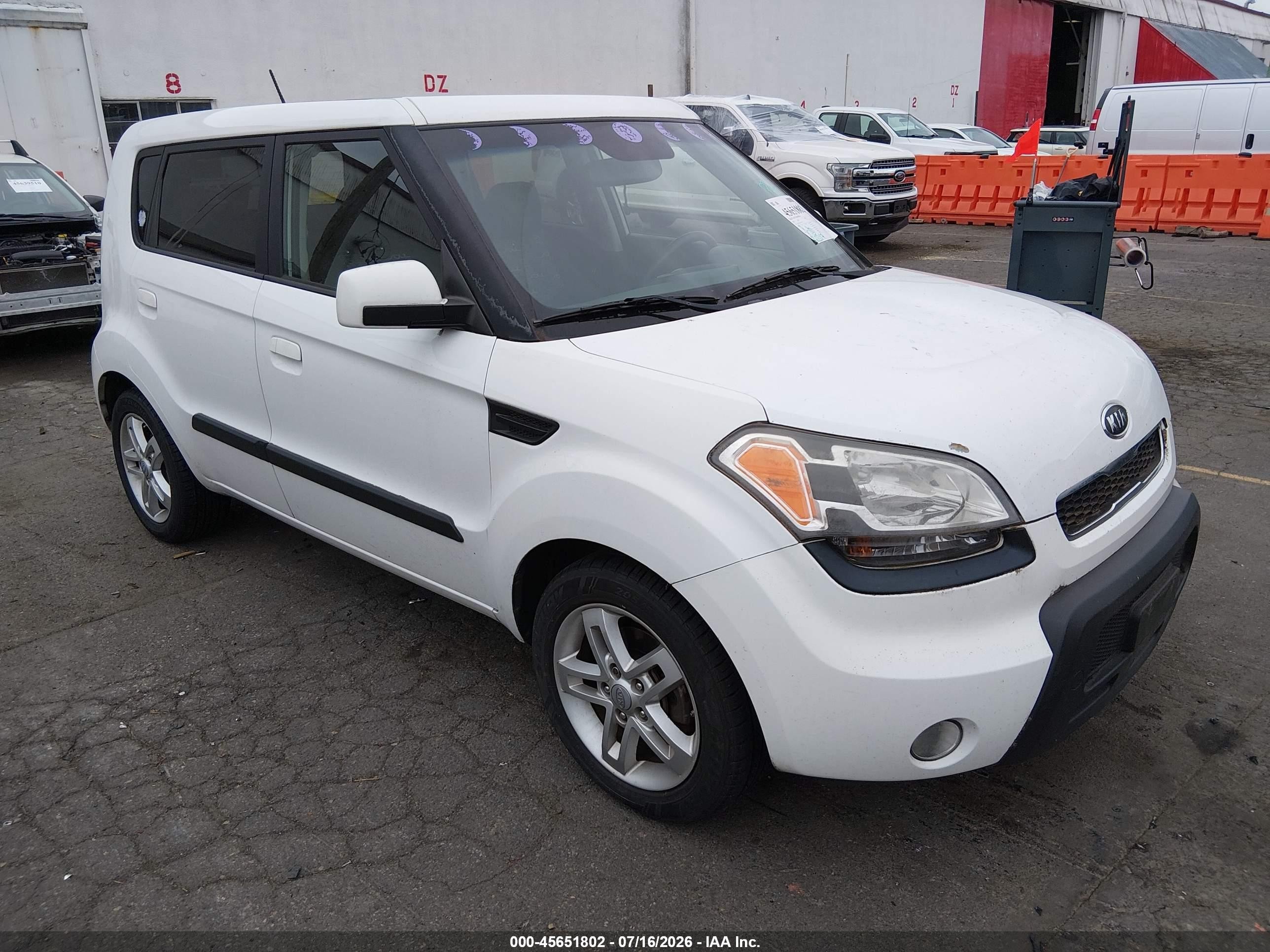 2010 Kia Soul + White vin: KNDJT2A2XA7179454