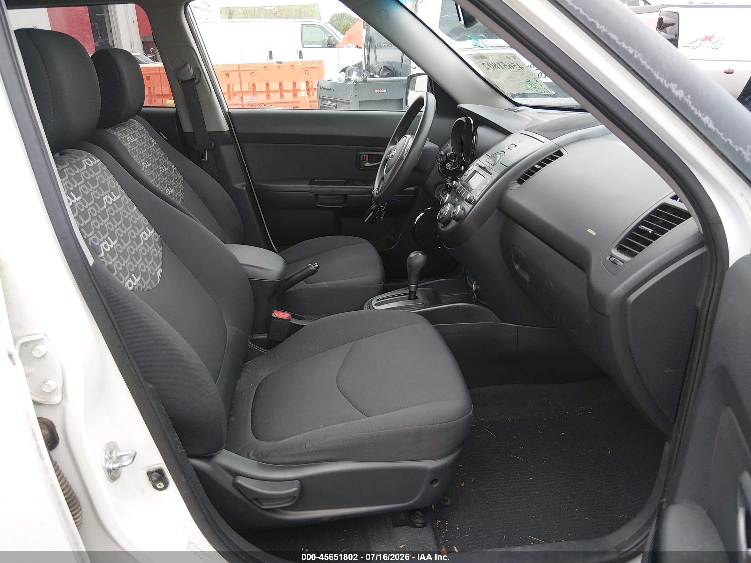 2010 Kia Soul + White vin: KNDJT2A2XA7179454