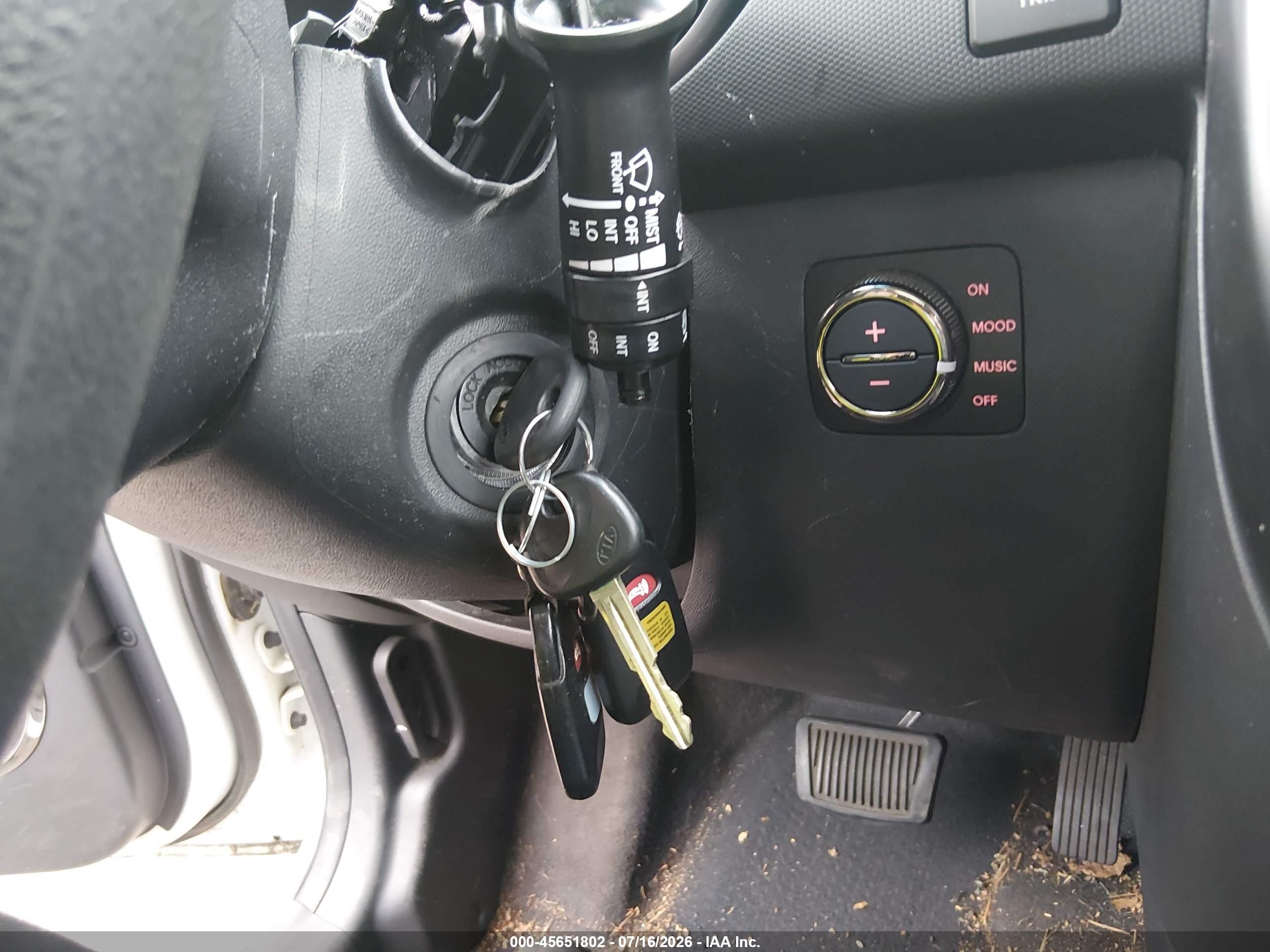 2010 Kia Soul + White vin: KNDJT2A2XA7179454