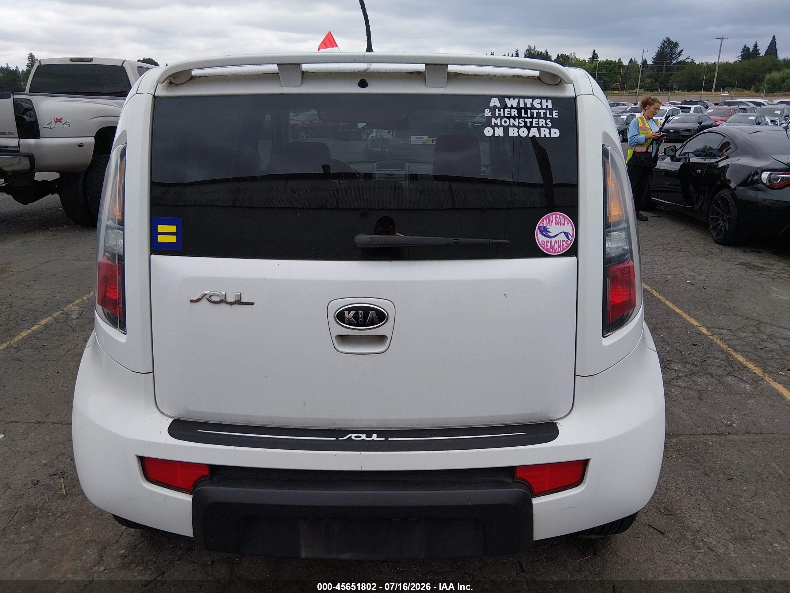 2010 Kia Soul + White vin: KNDJT2A2XA7179454