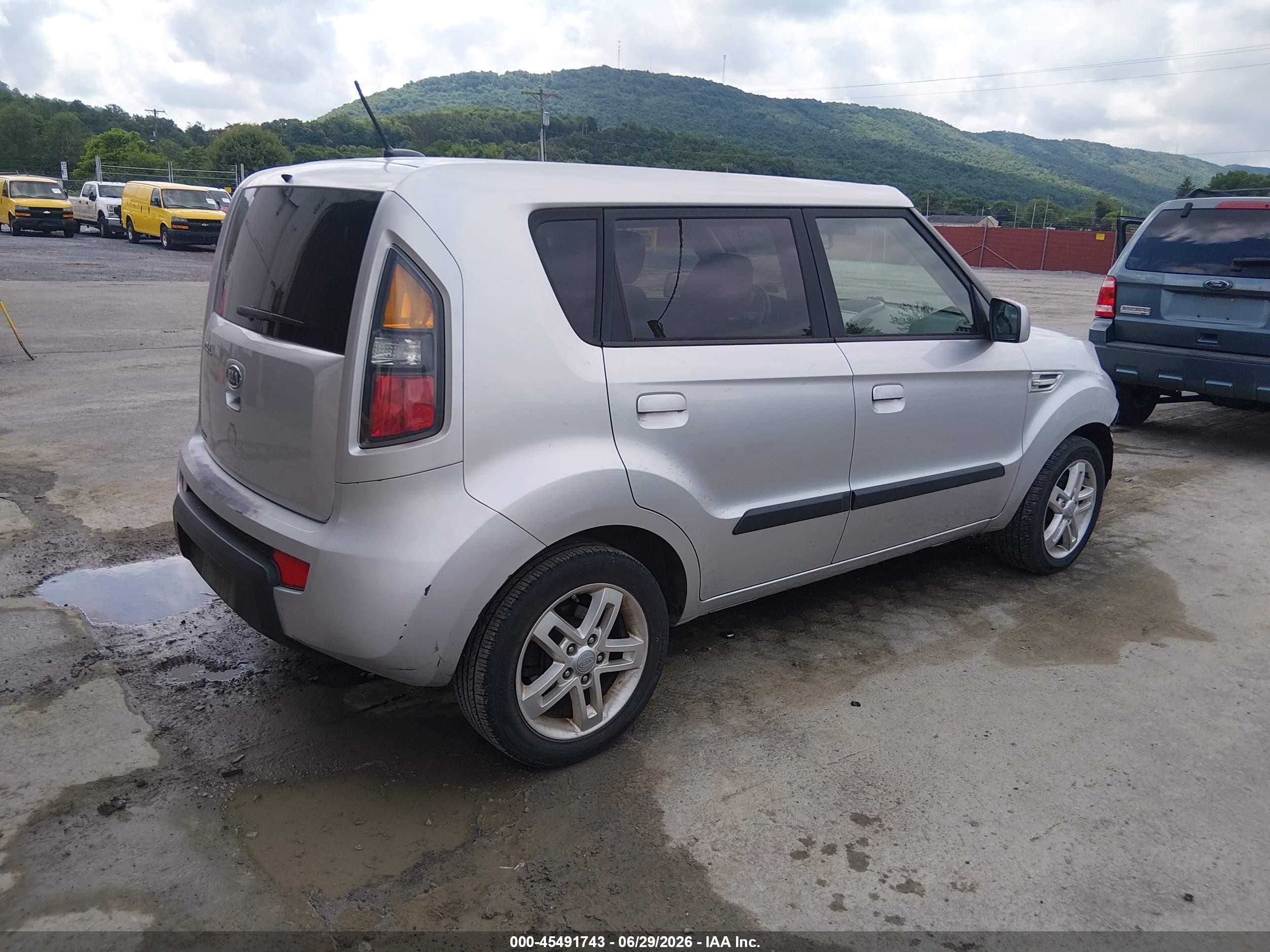 2010 Kia Soul + Silver vin: KNDJT2A2XA7702133