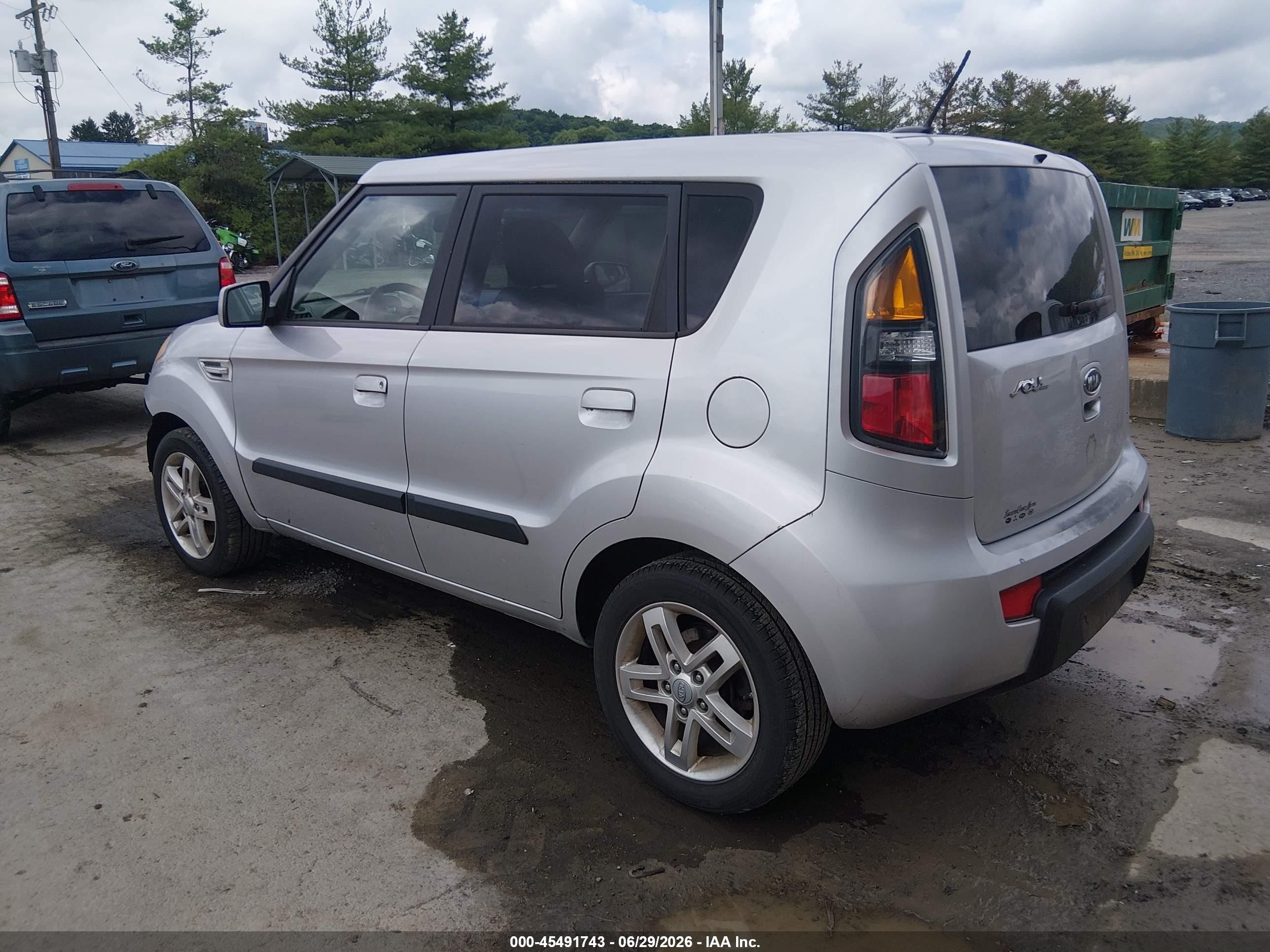 2010 Kia Soul + Silver vin: KNDJT2A2XA7702133