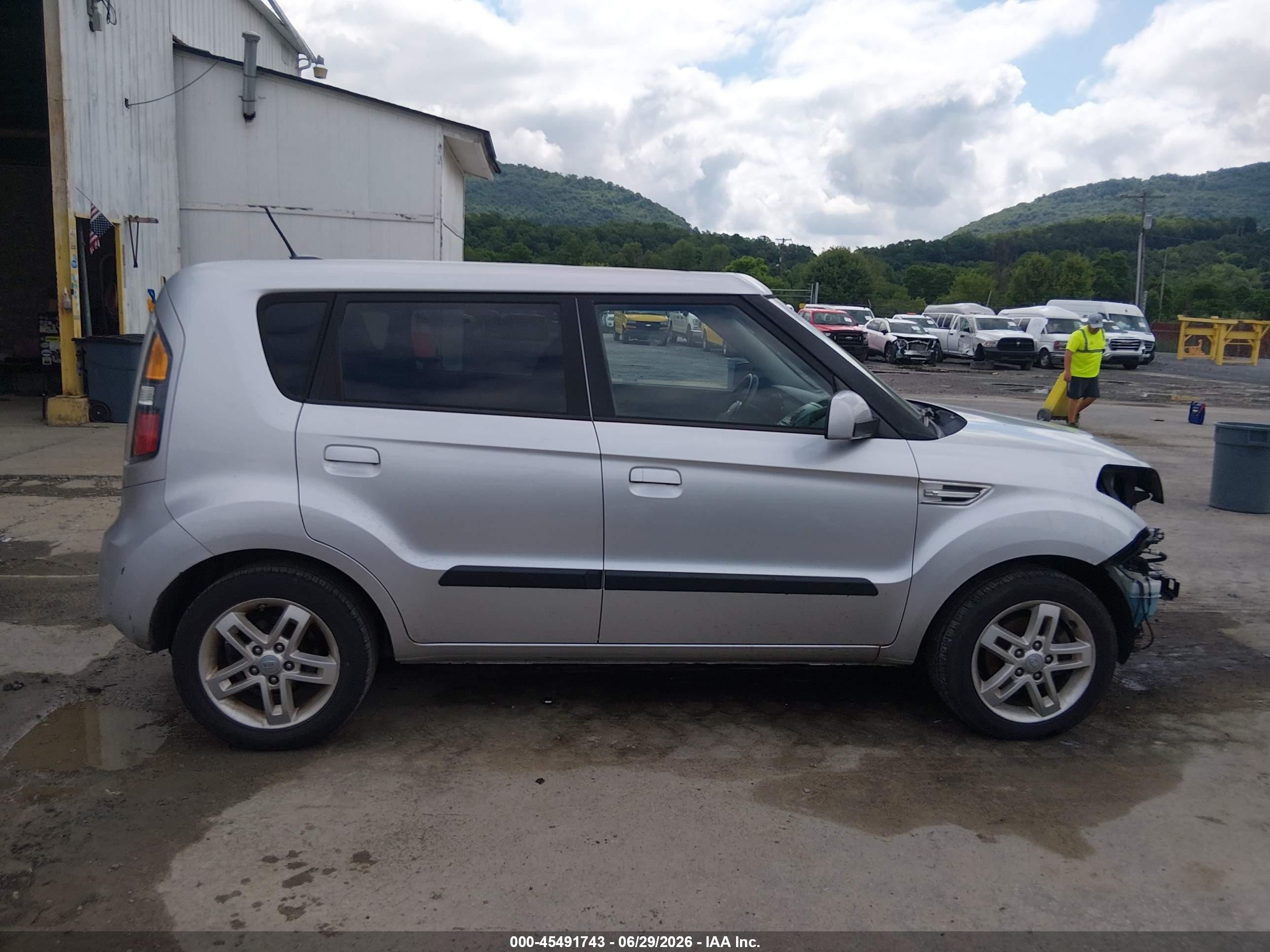 2010 Kia Soul + Silver vin: KNDJT2A2XA7702133