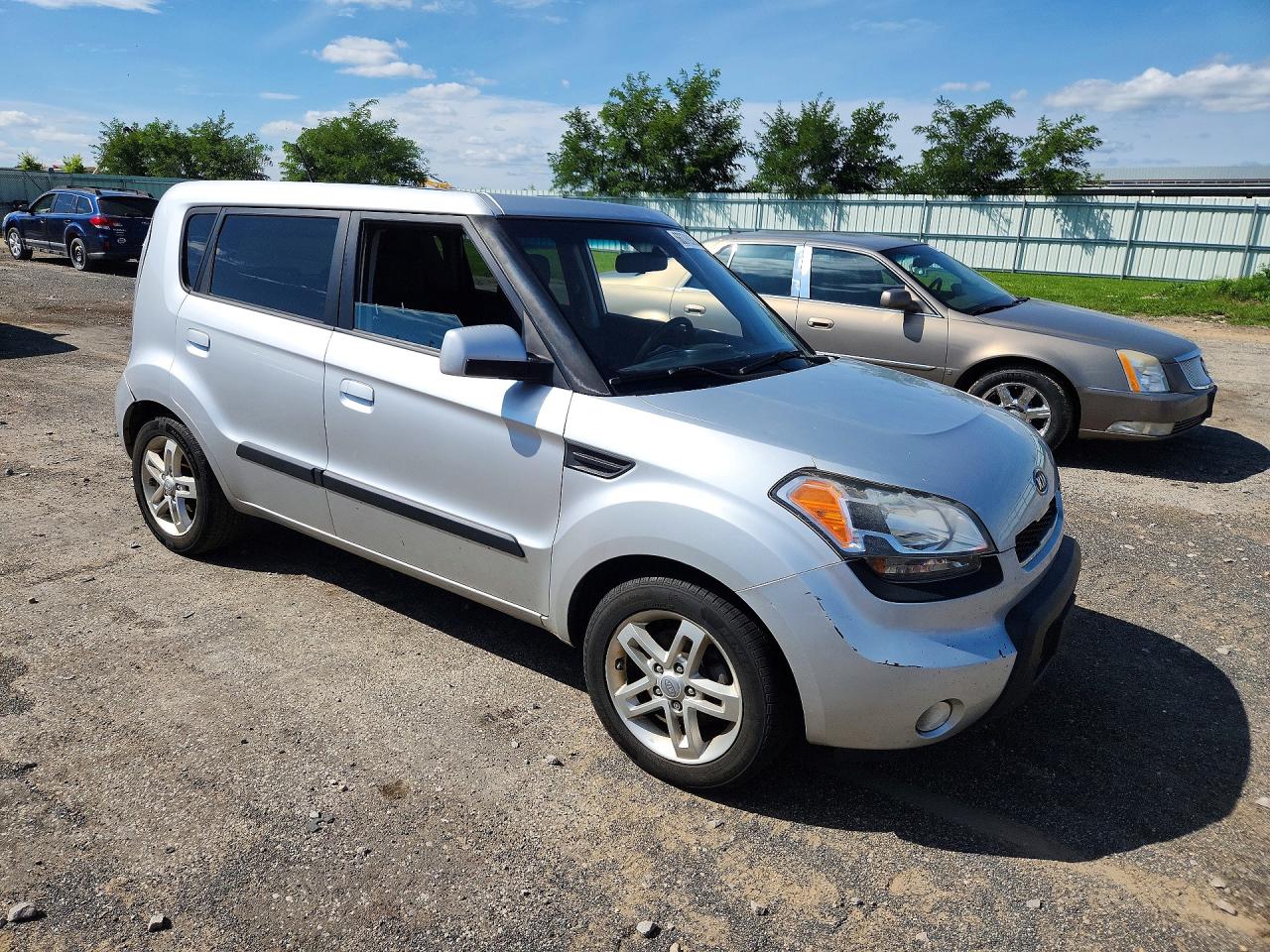 2010 Kia Soul + Silver vin: KNDJT2A2XA7703945