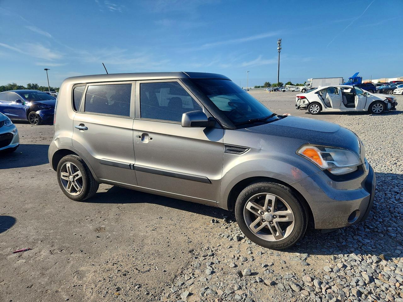2011 Kia Soul + Gray vin: KNDJT2A2XB7195736